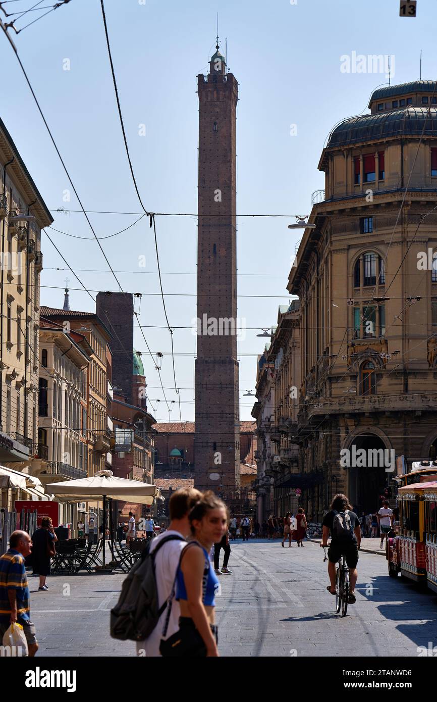 La Torre Asinelli una delle due torri pendenti di Bologna Foto Stock