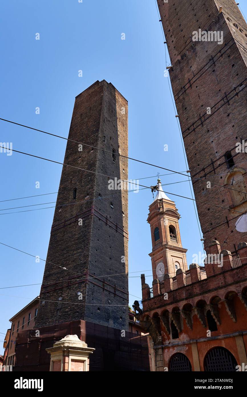 La Torre Garisenda una delle due torri pendenti di Bologna Foto Stock
