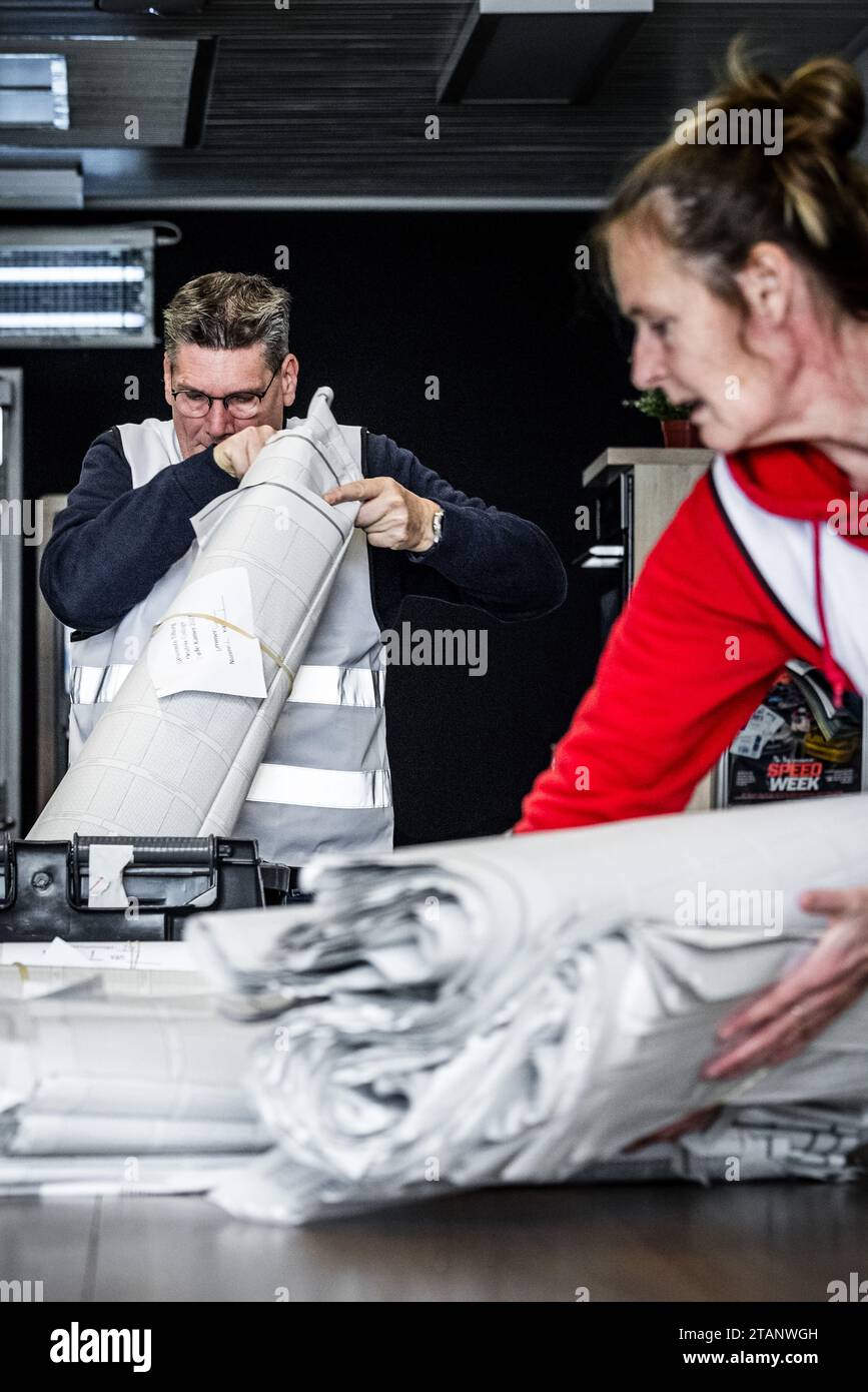 TILBURG - volontari durante il riconteggio dei voti per le elezioni della camera dei rappresentanti. I voti espressi in quattro seggi elettorali a Tilburg vengono contati di nuovo. La camera dei rappresentanti ha deciso in merito nel corso di una riunione eccezionale. ANP ROB ENGELAAR netherlands Out - belgium Out Credit: ANP/Alamy Live News Foto Stock