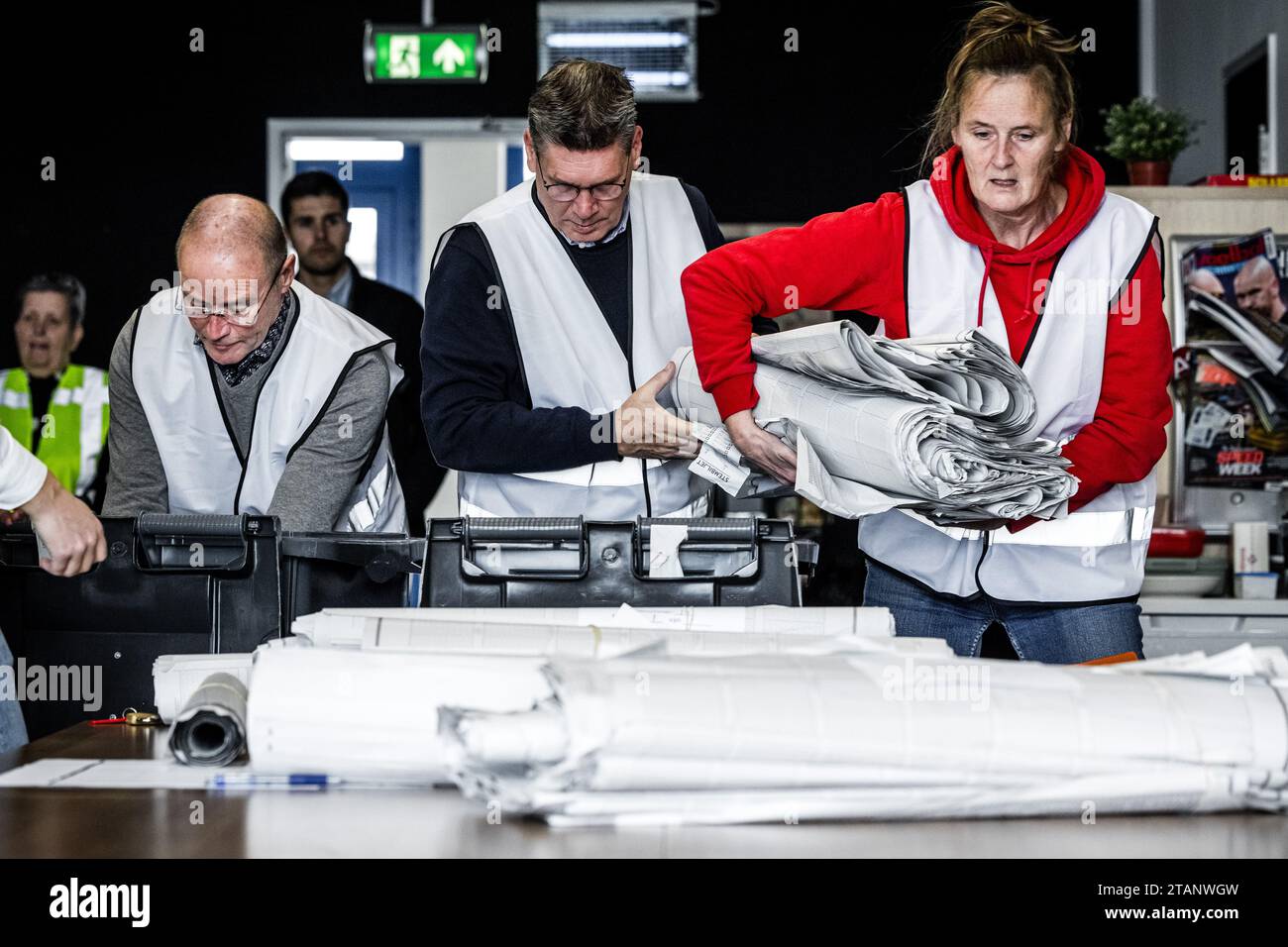 TILBURG - volontari durante il riconteggio dei voti per le elezioni della camera dei rappresentanti. I voti espressi in quattro seggi elettorali a Tilburg vengono contati di nuovo. La camera dei rappresentanti ha deciso in merito nel corso di una riunione eccezionale. ANP ROB ENGELAAR netherlands Out - belgium Out Credit: ANP/Alamy Live News Foto Stock