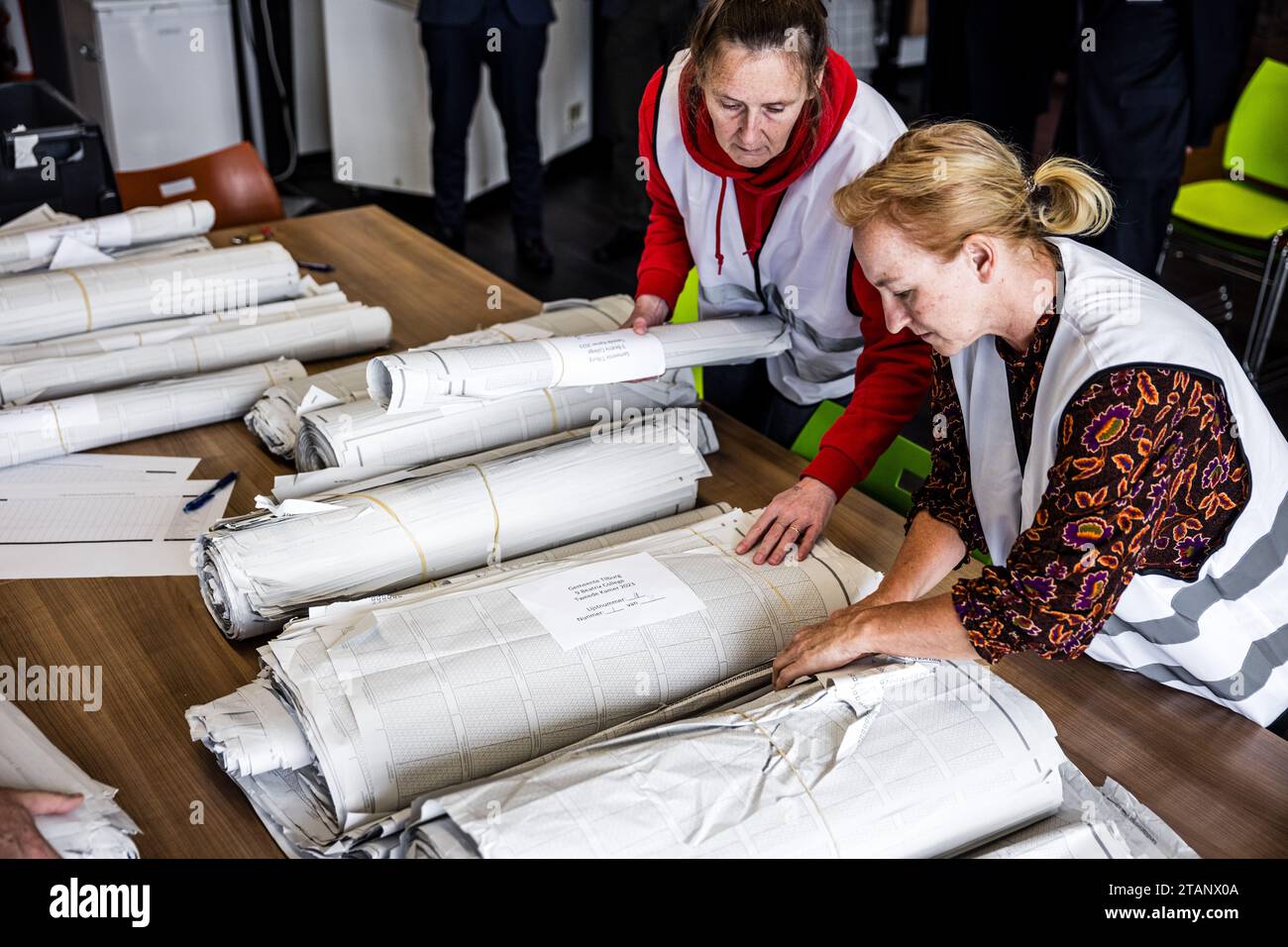 TILBURG - volontari durante il riconteggio dei voti per le elezioni della camera dei rappresentanti. I voti espressi in quattro seggi elettorali a Tilburg vengono contati di nuovo. La camera dei rappresentanti ha deciso in merito nel corso di una riunione eccezionale. ANP ROB ENGELAAR netherlands Out - belgium Out Credit: ANP/Alamy Live News Foto Stock