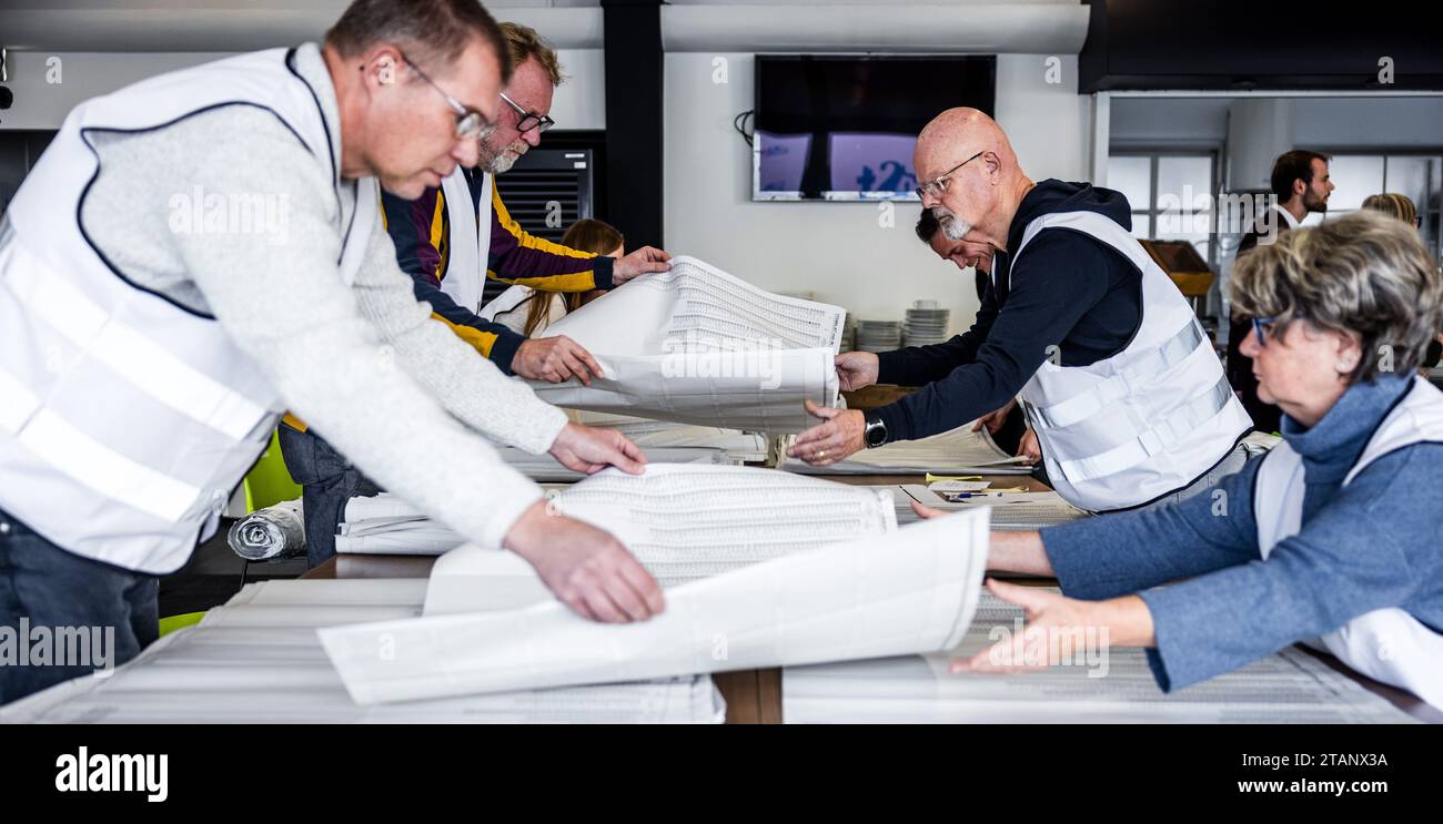 TILBURG - volontari durante il riconteggio dei voti per le elezioni della camera dei rappresentanti. I voti espressi in quattro seggi elettorali a Tilburg vengono contati di nuovo. La camera dei rappresentanti ha deciso in merito nel corso di una riunione eccezionale. ANP ROB ENGELAAR netherlands Out - belgium Out Credit: ANP/Alamy Live News Foto Stock