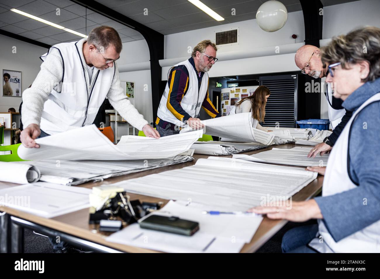 TILBURG - volontari durante il riconteggio dei voti per le elezioni della camera dei rappresentanti. I voti espressi in quattro seggi elettorali a Tilburg vengono contati di nuovo. La camera dei rappresentanti ha deciso in merito nel corso di una riunione eccezionale. ANP ROB ENGELAAR netherlands Out - belgium Out Credit: ANP/Alamy Live News Foto Stock