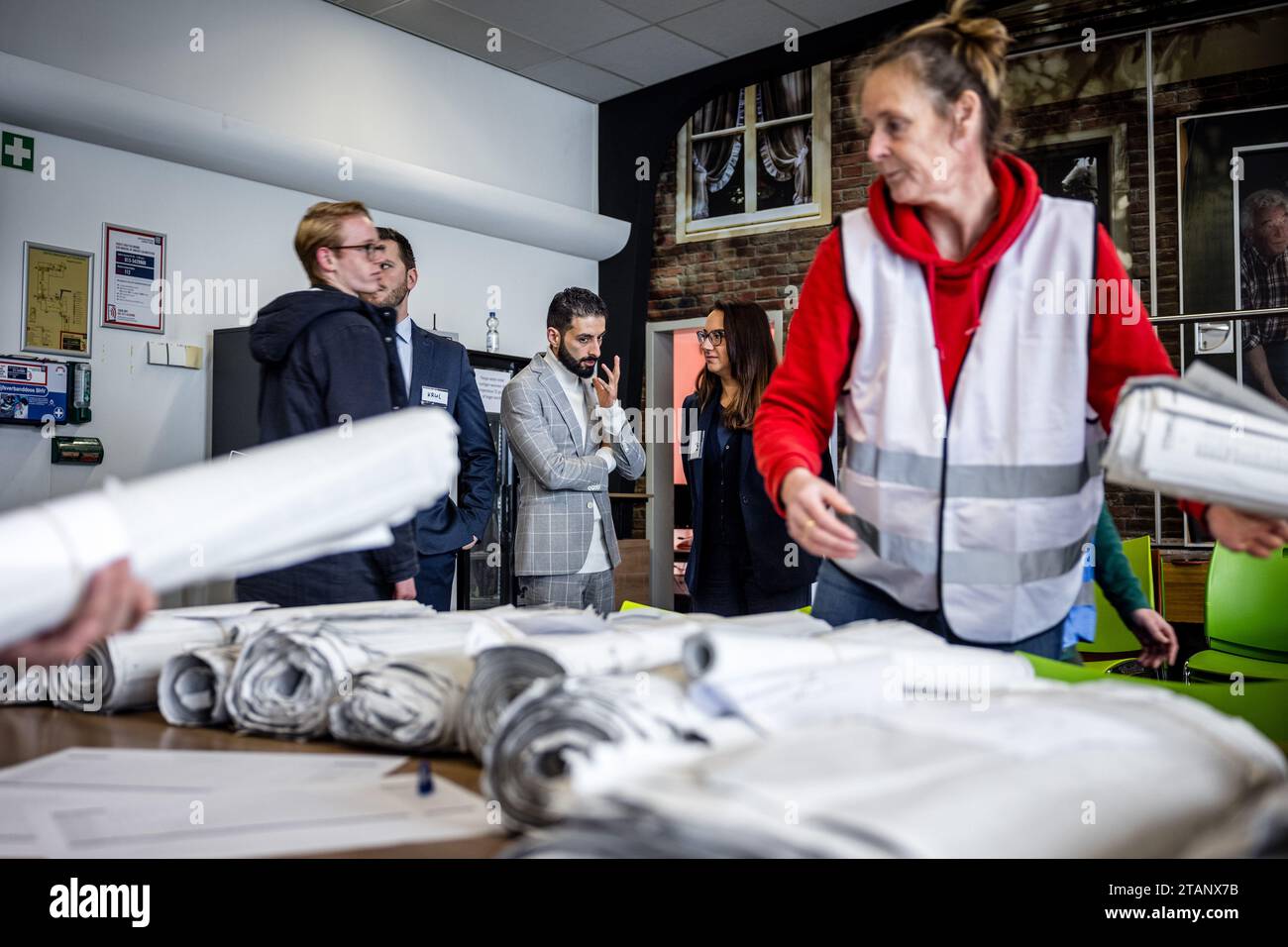 TILBURG - Ulysse Ellian (VVD) della camera dei rappresentanti durante il riconteggio dei voti per le elezioni della camera dei rappresentanti. I voti espressi in quattro seggi elettorali a Tilburg vengono contati di nuovo. La camera dei rappresentanti ha deciso in merito nel corso di una riunione eccezionale. ANP ROB ENGELAAR netherlands Out - belgium Out Credit: ANP/Alamy Live News Foto Stock