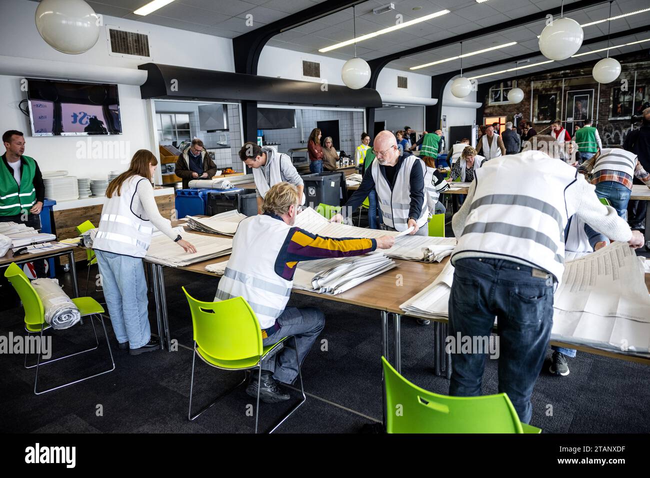 TILBURG - volontari durante il riconteggio dei voti per le elezioni della camera dei rappresentanti. I voti espressi in quattro seggi elettorali a Tilburg vengono contati di nuovo. La camera dei rappresentanti ha deciso in merito nel corso di una riunione eccezionale. ANP ROB ENGELAAR netherlands Out - belgium Out Credit: ANP/Alamy Live News Foto Stock