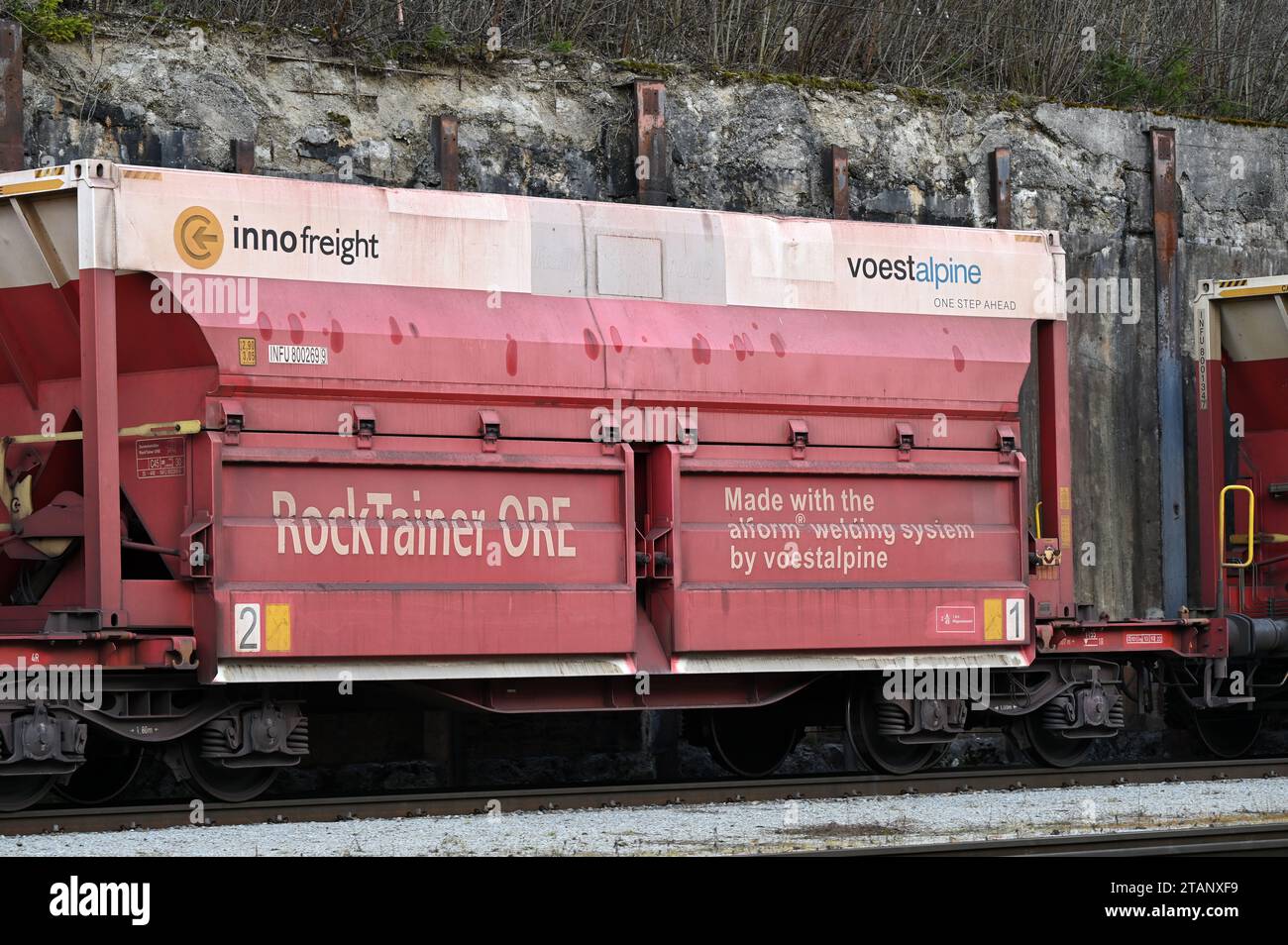Zug der CargoServ zum Transport von Eisenerz zur voestalpine a Linz im Bahnhof von Eisenerz Foto Stock