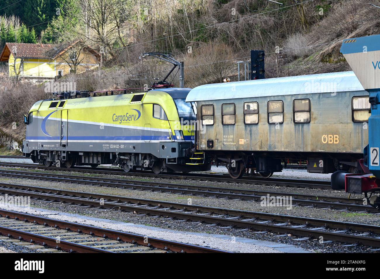 Zug der CargoServ zum Transport von Eisenerz zur voestalpine a Linz im Bahnhof von Eisenerz Foto Stock