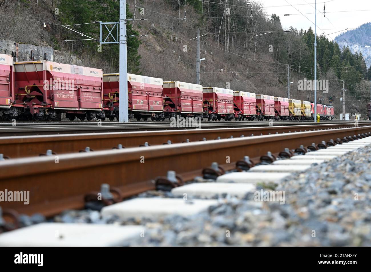 Zug der CargoServ zum Transport von Eisenerz zur voestalpine a Linz im Bahnhof von Eisenerz Foto Stock