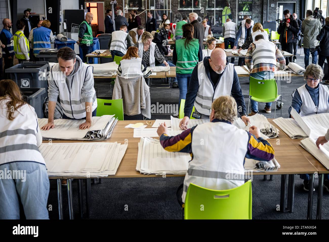 TILBURG - volontari durante il riconteggio dei voti per le elezioni della camera dei rappresentanti. I voti espressi in quattro seggi elettorali a Tilburg vengono contati di nuovo. La camera dei rappresentanti ha deciso in merito nel corso di una riunione eccezionale. ANP ROB ENGELAAR netherlands Out - belgium Out Credit: ANP/Alamy Live News Foto Stock