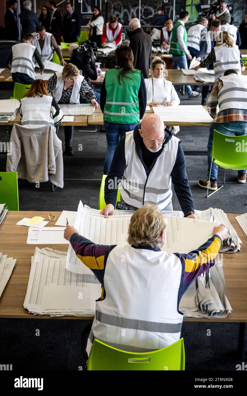 TILBURG - volontari durante il riconteggio dei voti per le elezioni della camera dei rappresentanti. I voti espressi in quattro seggi elettorali a Tilburg vengono contati di nuovo. La camera dei rappresentanti ha deciso in merito nel corso di una riunione eccezionale. ANP ROB ENGELAAR netherlands Out - belgium Out Credit: ANP/Alamy Live News Foto Stock