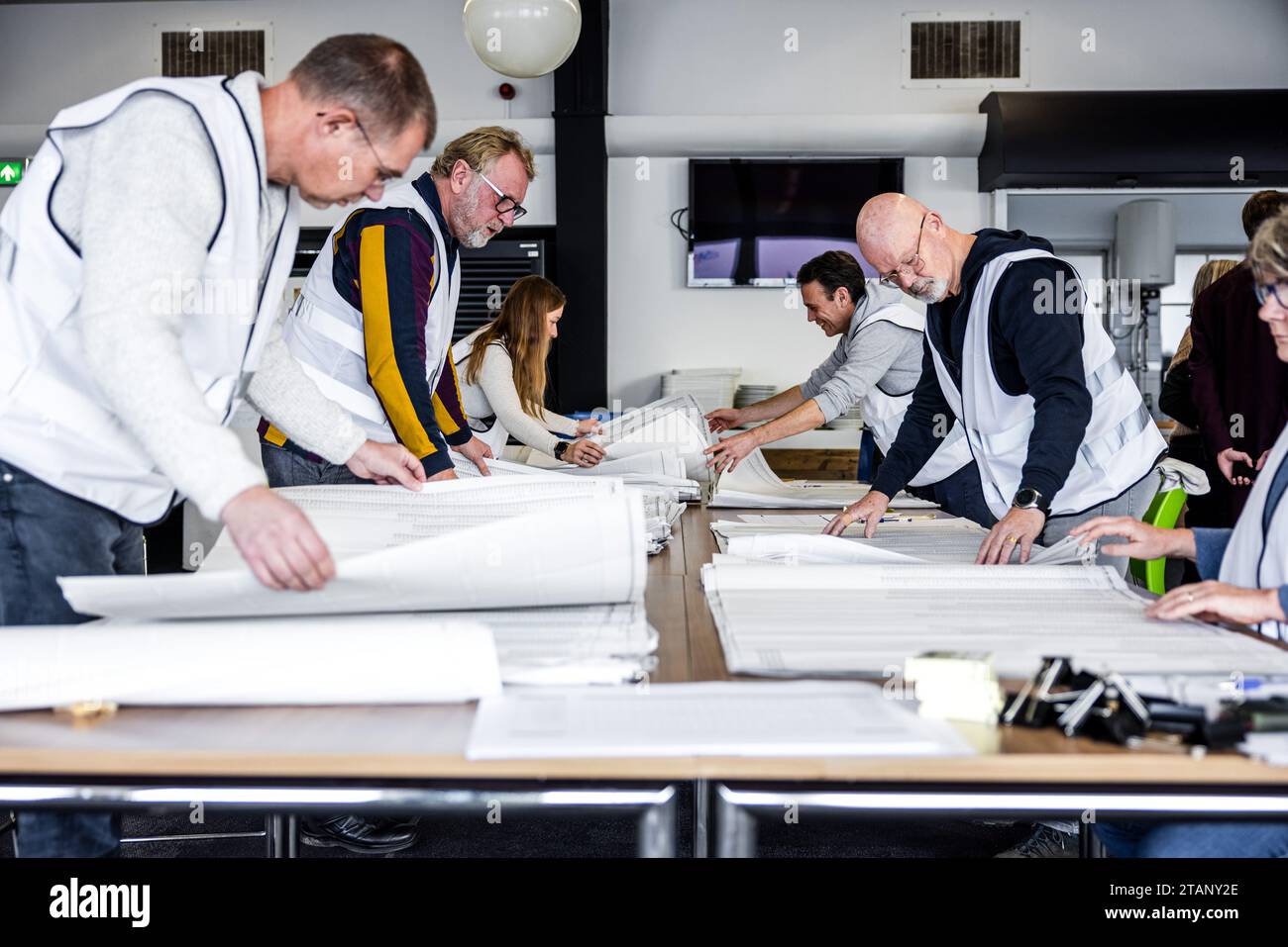 TILBURG - volontari durante il riconteggio dei voti per le elezioni della camera dei rappresentanti. I voti espressi in quattro seggi elettorali a Tilburg vengono contati di nuovo. La camera dei rappresentanti ha deciso in merito nel corso di una riunione eccezionale. ANP ROB ENGELAAR netherlands Out - belgium Out Credit: ANP/Alamy Live News Foto Stock