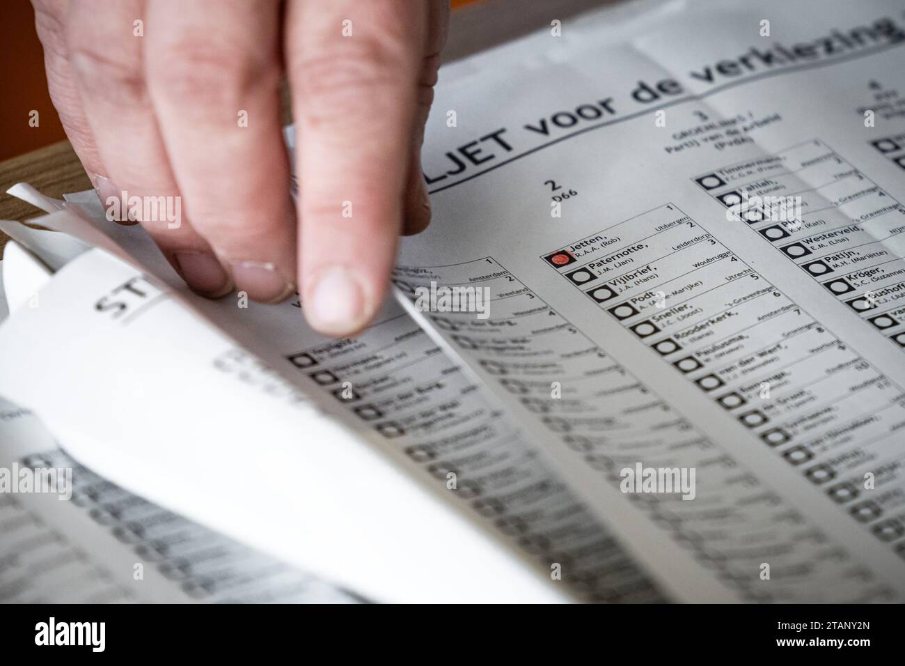 TILBURG - volontari durante il riconteggio dei voti per le elezioni della camera dei rappresentanti. I voti espressi in quattro seggi elettorali a Tilburg vengono contati di nuovo. La camera dei rappresentanti ha deciso in merito nel corso di una riunione eccezionale. ANP ROB ENGELAAR netherlands Out - belgium Out Credit: ANP/Alamy Live News Foto Stock