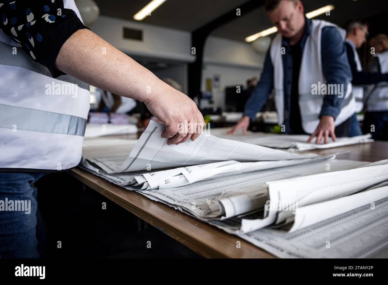 TILBURG - volontari durante il riconteggio dei voti per le elezioni della camera dei rappresentanti. I voti espressi in quattro seggi elettorali a Tilburg vengono contati di nuovo. La camera dei rappresentanti ha deciso in merito nel corso di una riunione eccezionale. ANP ROB ENGELAAR netherlands Out - belgium Out Credit: ANP/Alamy Live News Foto Stock