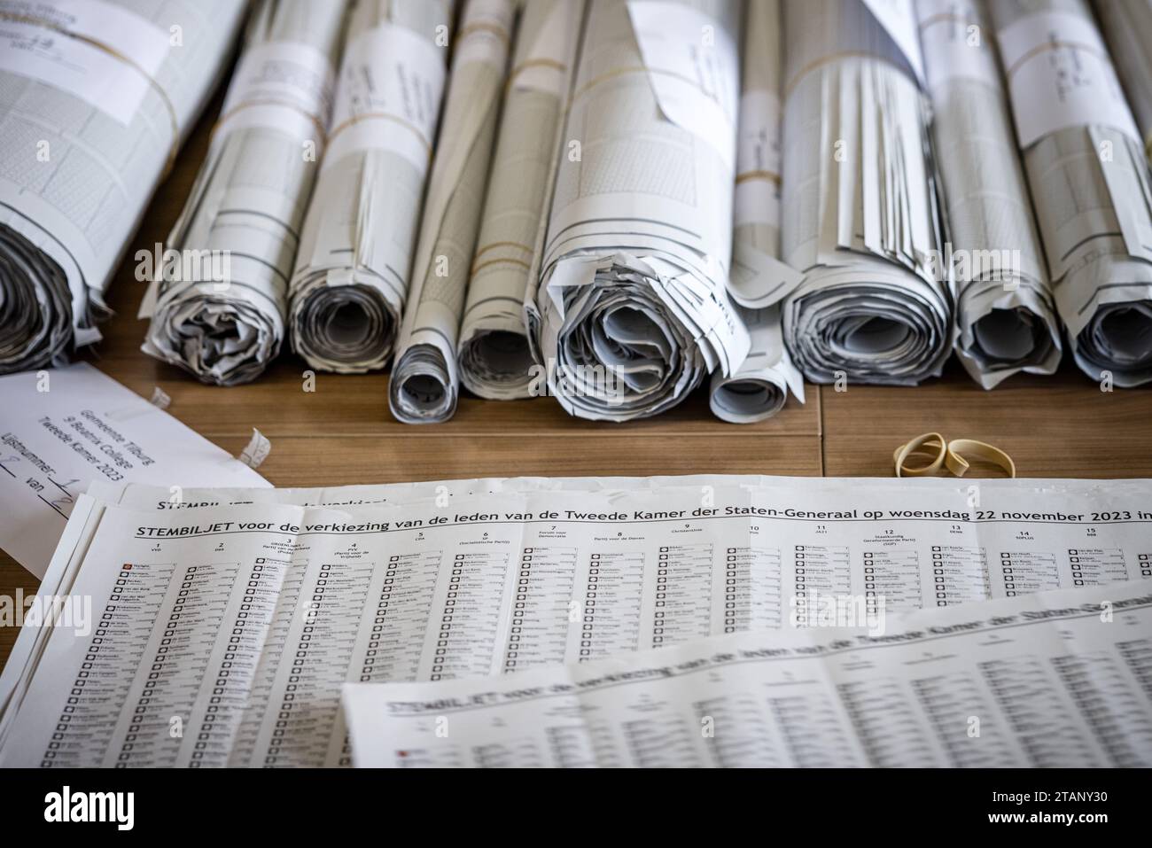 TILBURG - volontari durante il riconteggio dei voti per le elezioni della camera dei rappresentanti. I voti espressi in quattro seggi elettorali a Tilburg vengono contati di nuovo. La camera dei rappresentanti ha deciso in merito nel corso di una riunione eccezionale. ANP ROB ENGELAAR netherlands Out - belgium Out Credit: ANP/Alamy Live News Foto Stock