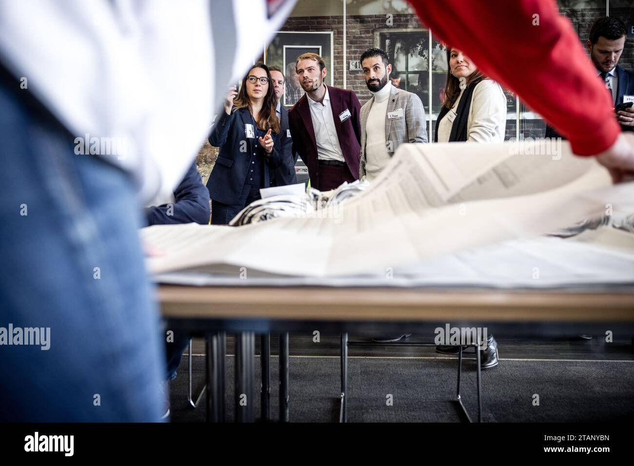 TILBURG - Hülya Kat (D66), Youri Kling (Vice cancelliere alla camera dei rappresentanti degli Stati generali), Ulysse Ellian (VVD) e della camera dei rappresentanti durante il riconteggio dei voti per le elezioni della camera dei rappresentanti. I voti espressi in quattro seggi elettorali a Tilburg vengono contati di nuovo. La camera dei rappresentanti ha deciso in merito nel corso di una riunione eccezionale. ANP ROB ENGELAAR netherlands Out - belgium Out Credit: ANP/Alamy Live News Foto Stock