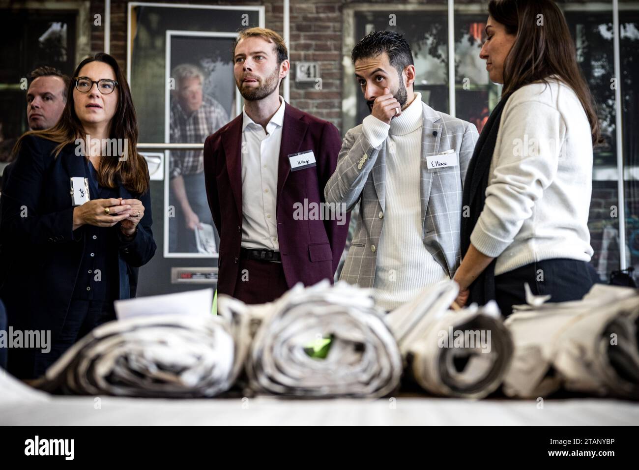 TILBURG - Hülya Kat (D66), Youri Kling (Vice cancelliere alla camera dei rappresentanti degli Stati generali), Ulysse Ellian (VVD) e della camera dei rappresentanti durante il riconteggio dei voti per le elezioni della camera dei rappresentanti. I voti espressi in quattro seggi elettorali a Tilburg vengono contati di nuovo. La camera dei rappresentanti ha deciso in merito nel corso di una riunione eccezionale. ANP ROB ENGELAAR netherlands Out - belgium Out Credit: ANP/Alamy Live News Foto Stock