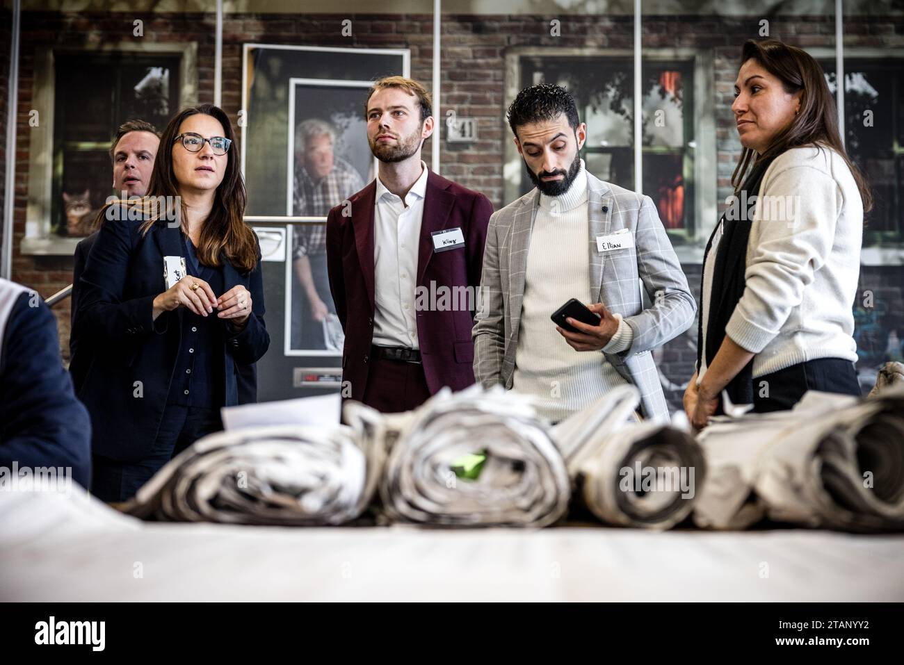 TILBURG - Hülya Kat (D66), Youri Kling (Vice cancelliere alla camera dei rappresentanti degli Stati generali), Ulysse Ellian (VVD) e della camera dei rappresentanti durante il riconteggio dei voti per le elezioni della camera dei rappresentanti. I voti espressi in quattro seggi elettorali a Tilburg vengono contati di nuovo. La camera dei rappresentanti ha deciso in merito nel corso di una riunione eccezionale. ANP ROB ENGELAAR netherlands Out - belgium Out Credit: ANP/Alamy Live News Foto Stock