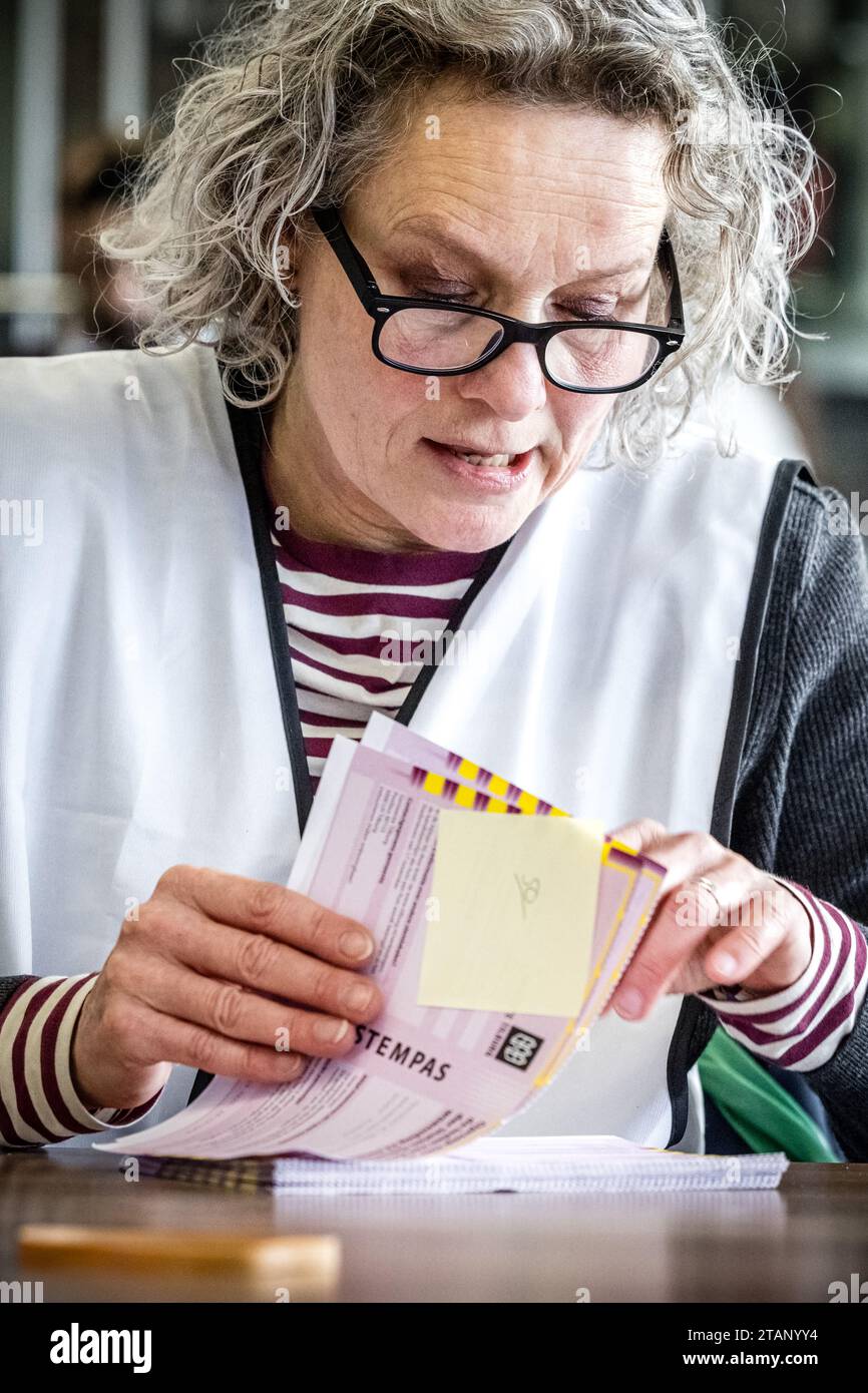 TILBURG - volontari durante il riconteggio dei voti per le elezioni della camera dei rappresentanti. I voti espressi in quattro seggi elettorali a Tilburg vengono contati di nuovo. La camera dei rappresentanti ha deciso in merito nel corso di una riunione eccezionale. ANP ROB ENGELAAR netherlands Out - belgium Out Credit: ANP/Alamy Live News Foto Stock