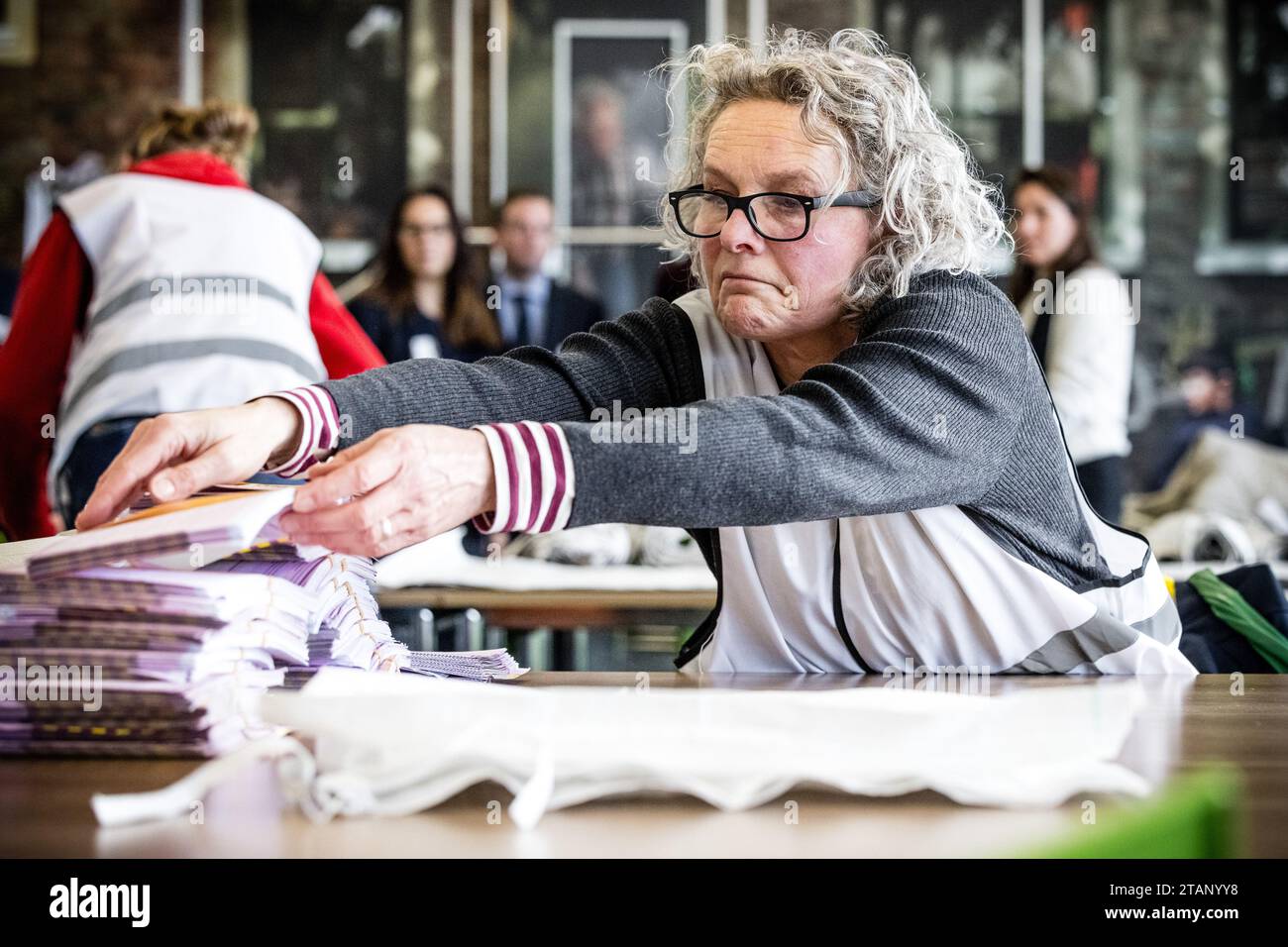 TILBURG - volontari durante il riconteggio dei voti per le elezioni della camera dei rappresentanti. I voti espressi in quattro seggi elettorali a Tilburg vengono contati di nuovo. La camera dei rappresentanti ha deciso in merito nel corso di una riunione eccezionale. ANP ROB ENGELAAR netherlands Out - belgium Out Credit: ANP/Alamy Live News Foto Stock