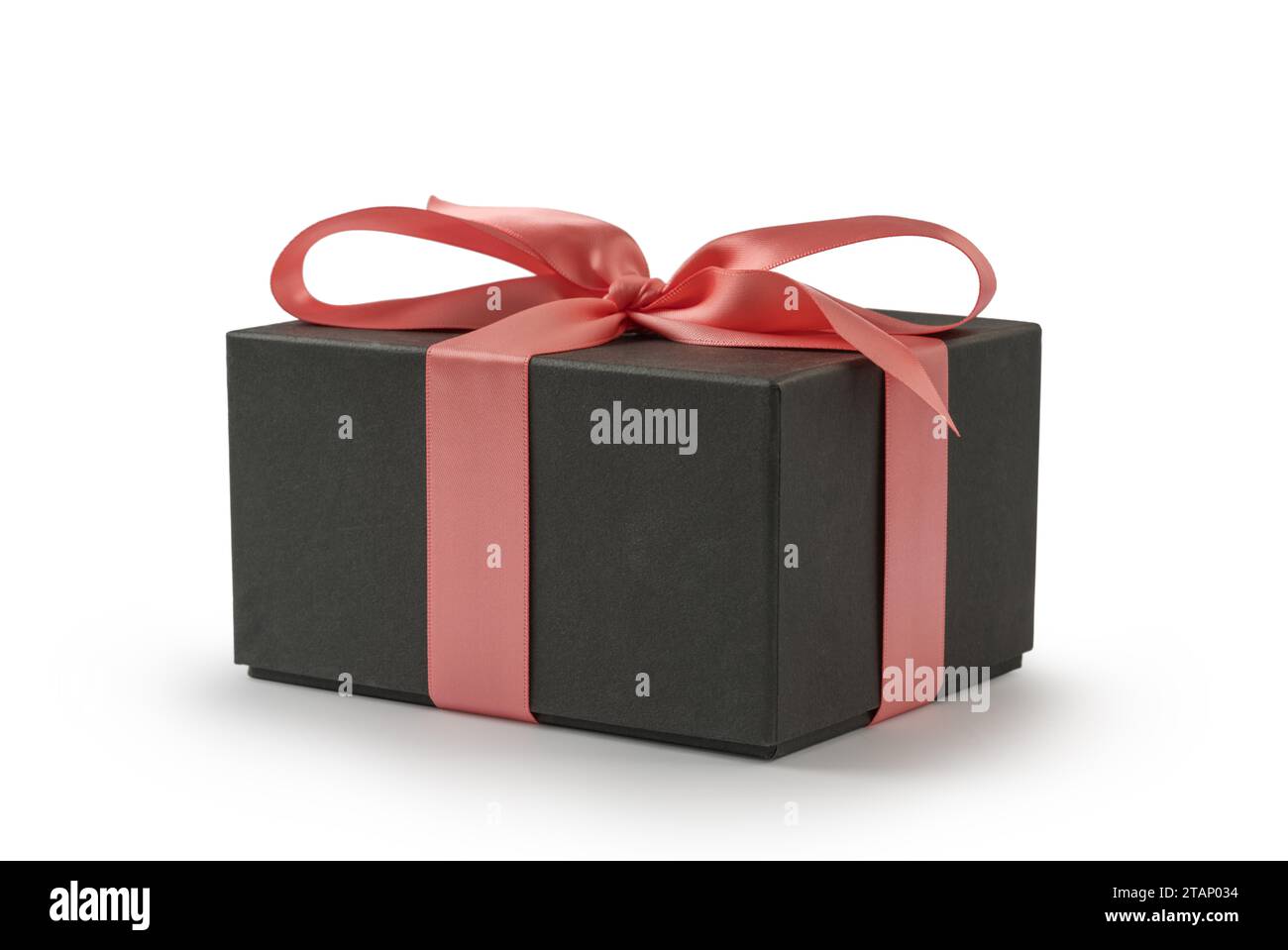 Scatola nera con nastro rosa isolata su sfondo bianco Foto Stock