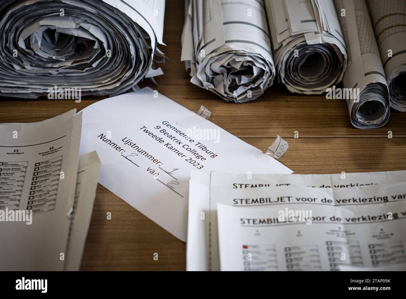 TILBURG - volontari durante il riconteggio dei voti per le elezioni della camera dei rappresentanti. I voti espressi in quattro seggi elettorali a Tilburg vengono contati di nuovo. La camera dei rappresentanti ha deciso in merito nel corso di una riunione eccezionale. ANP ROB ENGELAAR netherlands Out - belgium Out Credit: ANP/Alamy Live News Foto Stock