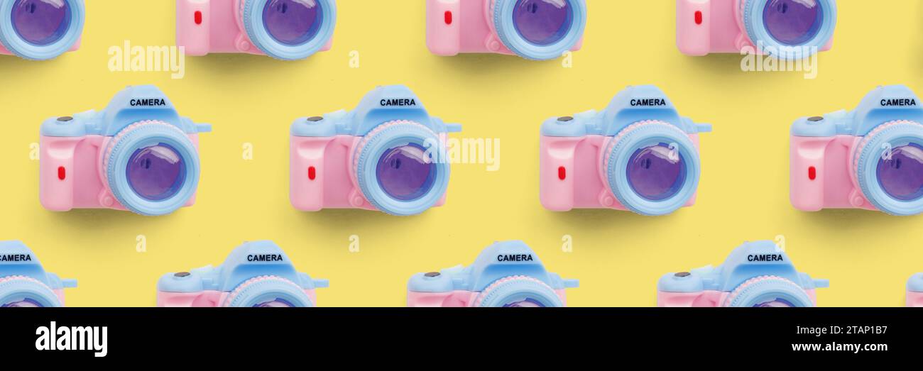 Pattern con fotocamera su sfondo color pastello, vista dall'alto Foto Stock
