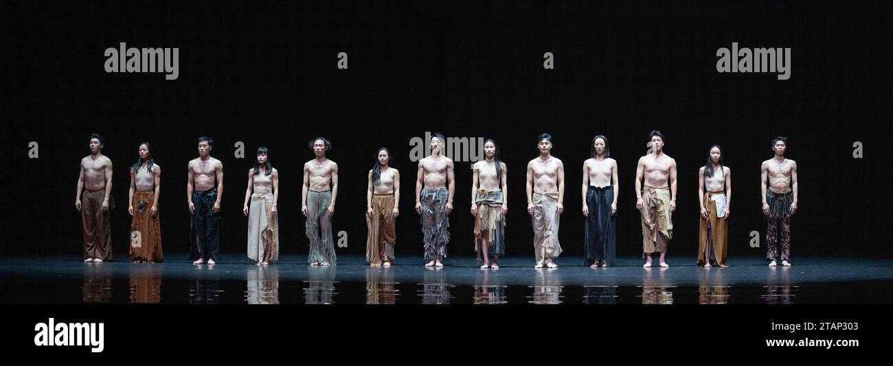 Londra, Regno Unito. 29 novembre 2023. Il Cloud Gate Dance Theatre di Taiwan presenta Lunar Halo al Sadlers Wells dal 30 novembre al 2 dicembre 2023. Cast (non in ordine): CHAN Pui-Pui, FAN Chia-hsuan, HUANG Mei-ya, LEE Tzu-chun, LIAO Chin-ting, SHAO Hsing-wen, CHEN Tsung-chiao, CHOU Chen-yeh, HSU Chih-hen, HUANG Lu-kai, HUANG po-kai, WANG Chun-hung, WU Jui-Ying. Credito: Malcolm Park/Alamy Foto Stock