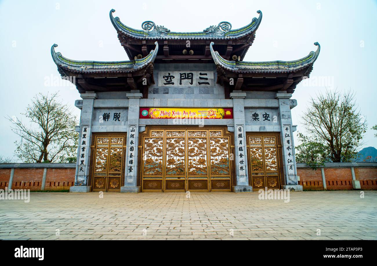 Complesso spirituale e culturale dei templi buddisti sul monte Bai Dinh nel distretto di Gia Vien, provincia di Ninh Binh, Vietnam. Foto Stock