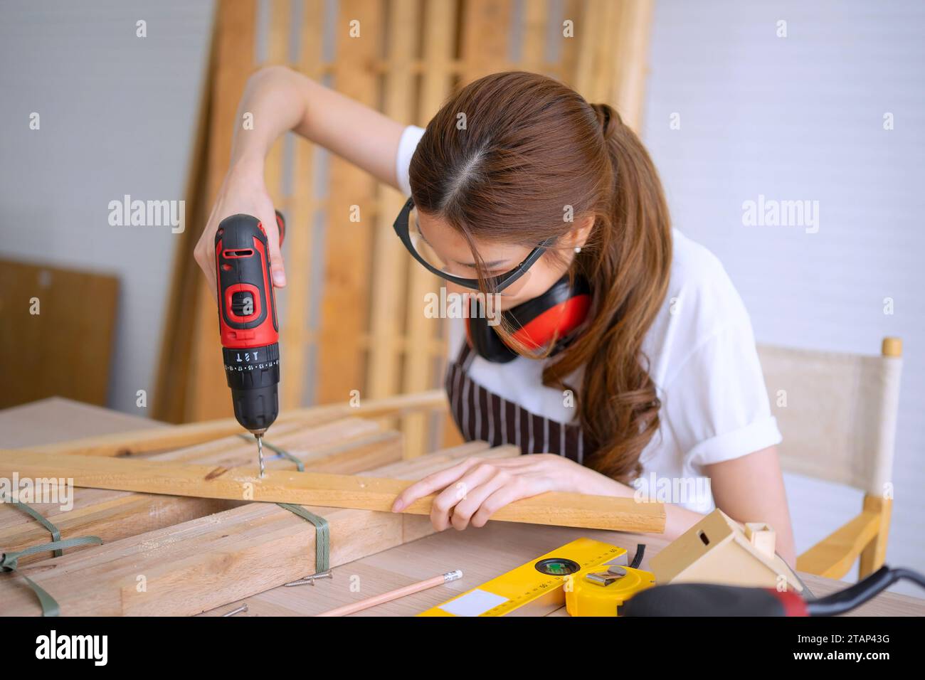 Lavori di carpentiere in officina. Concetto di piccola impresa e prodotto artigianale. Foto Stock