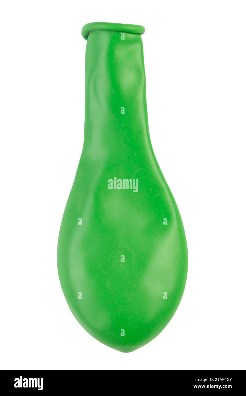 Palloncino verde senza aria. Nuovo palloncino colorato isolato su sfondo bianco. Oggetto per decorazioni per feste di compleanno. Il file contiene il percorso di ritaglio. Foto Stock