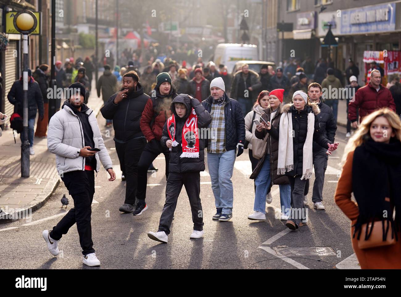 Tifosi dell'arsenale fuori dal campo davanti alla partita di Premier League all'Emirates Stadium di Londra. Data immagine: Sabato 2 dicembre 2023. Foto Stock