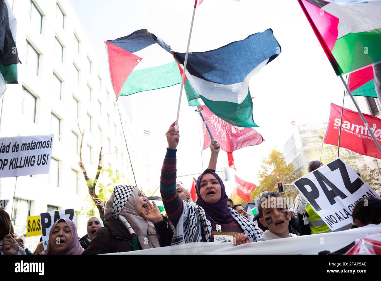 Proteste durante una manifestazione a sostegno dei palestinesi a Madrid il 2 dicembre 2023, dopo che il gruppo militante palestinese Hamas ha lanciato un attacco a Isra Foto Stock