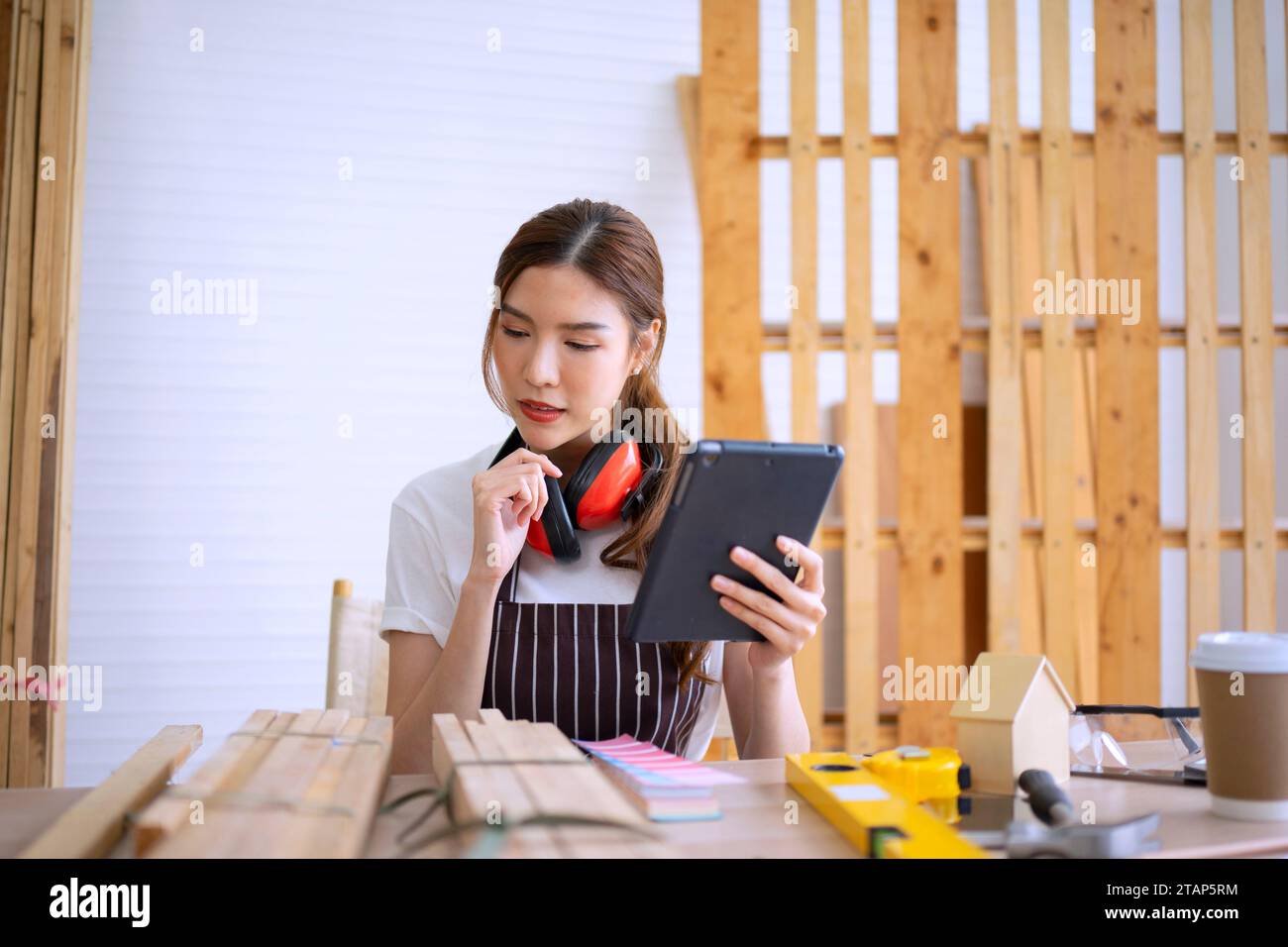 Lavori di carpentiere in officina. Concetto di piccola impresa e prodotto artigianale. Foto Stock