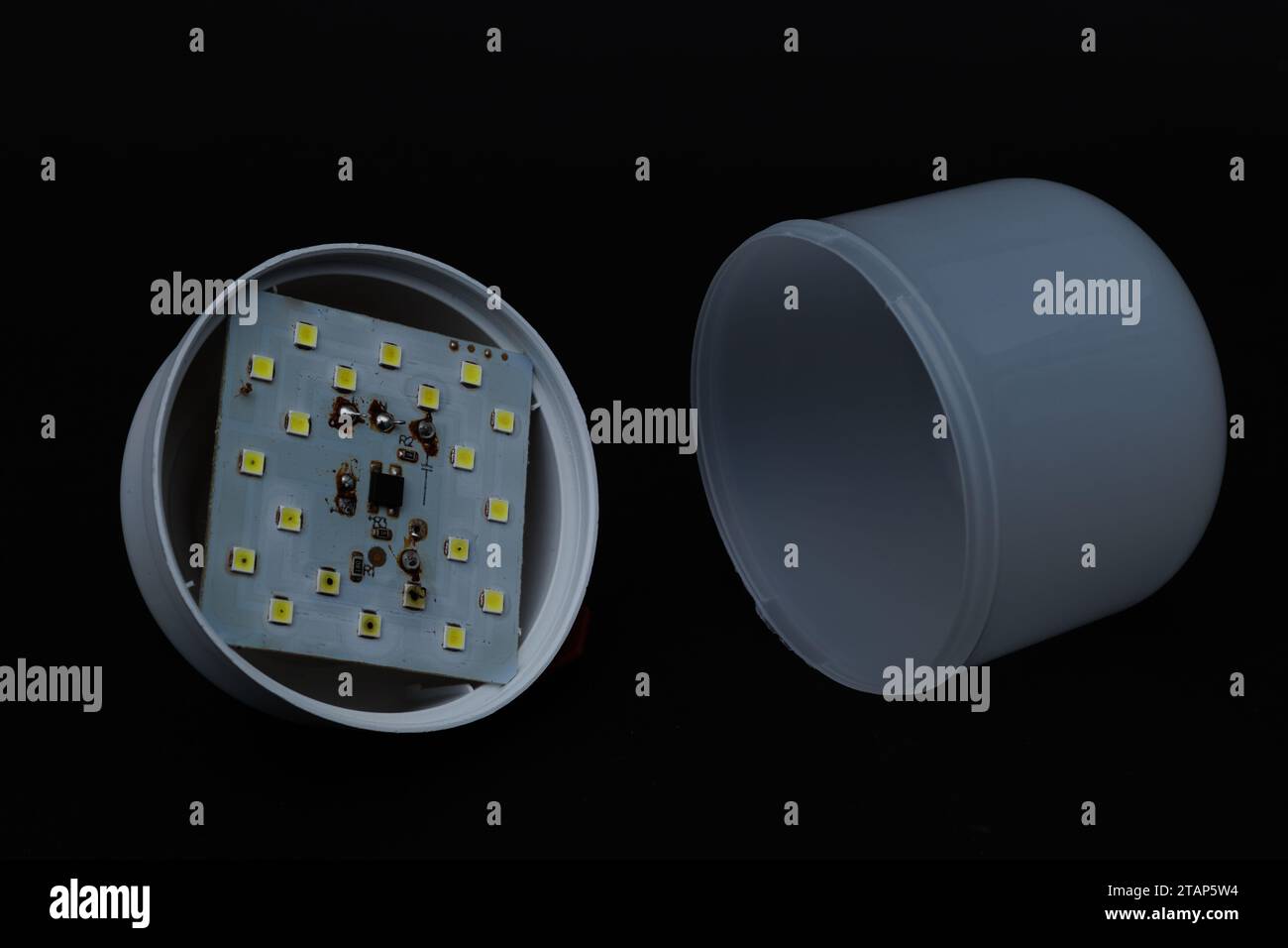 Circuiti delle luci LED bianche rotti. Componenti per luci a LED Brocken. Foto Stock