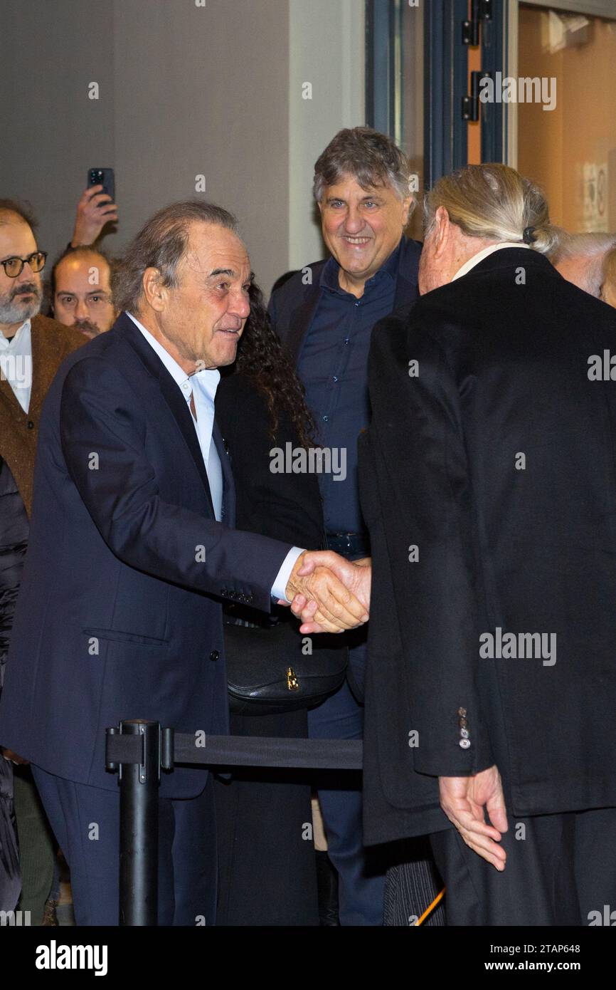 Torino, Italia. 2 dicembre 2023. Il regista americano Oliver Stone (a sinistra) con il fondatore e CEO del newcleo Stefano buono (centro) arriva al Torino Film Festival 2023 per la proiezione del documentario "Nuclear Now". Crediti: Marco Destefanis/Alamy Live News Foto Stock