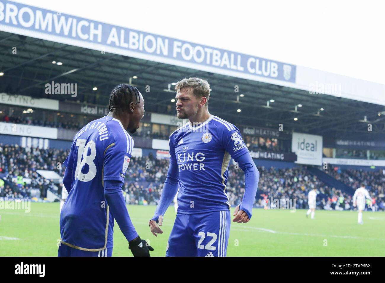 Kiernan Dewsbury-Hall of Leicester (22) festeggia dopo aver segnato il primo gol della sua squadra durante la partita del campionato Sky Bet tra West Bromwich Albion e Leicester City agli Hawthorns, West Bromwich, sabato 2 dicembre 2023. (Foto: Gustavo Pantano | mi News) crediti: MI News & Sport /Alamy Live News Foto Stock