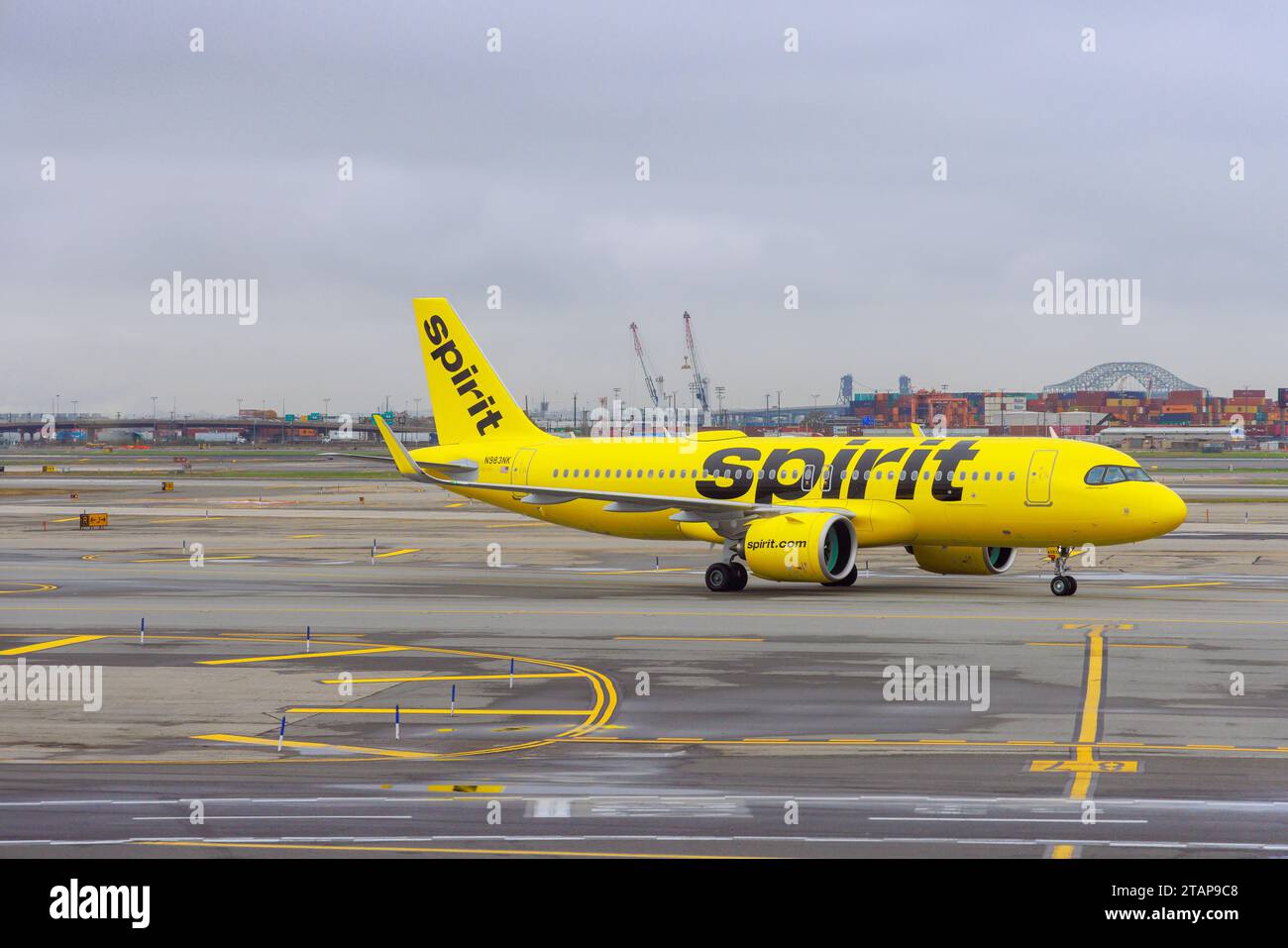 30 ottobre 2023 Newark NJ USA. Aereo Spirit Airlines in pista in preparazione alla partenza all'aeroporto internazionale DI NEWARK Foto Stock