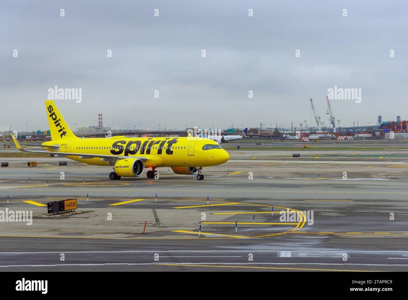 30 ottobre 2023 Newark NJ USA. All'aeroporto internazionale DI NEWARK, un aereo passeggeri operato da Spirit Airlines si prepara a partire Foto Stock