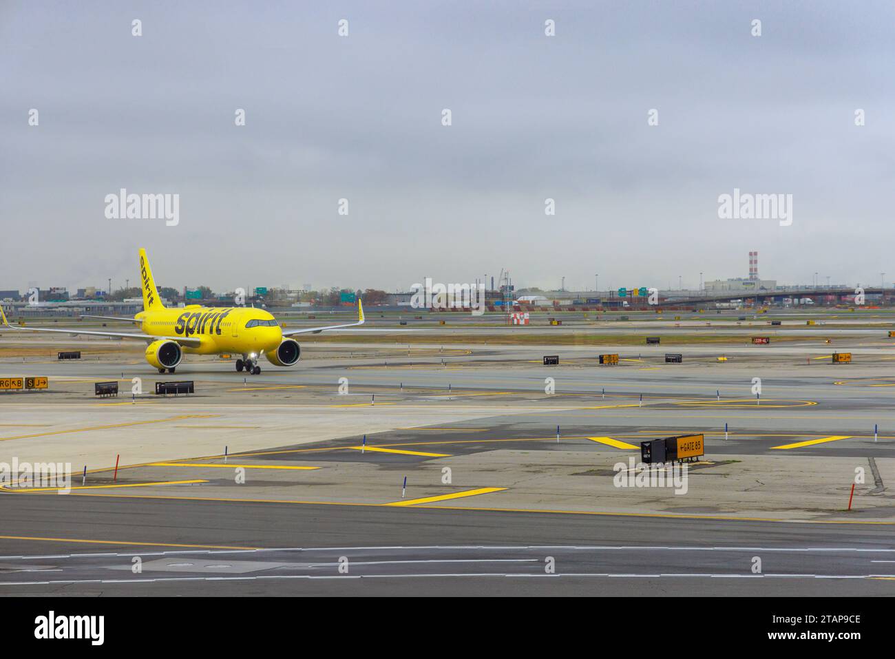 30 ottobre 2023 Newark NJ USA. L'aereo passeggeri Spirit Airlines si sta preparando per la partenza dall'aeroporto internazionale DI NEWARK sulla pista Foto Stock