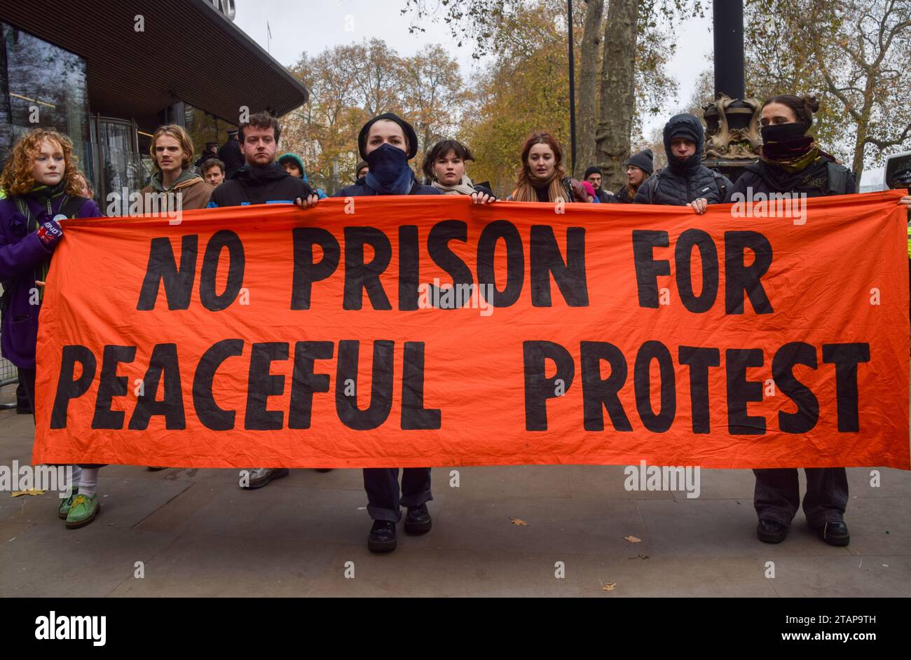 Londra, Inghilterra, Regno Unito. 2 dicembre 2023. Just Stop Oil attivisti fuori New Scotland Yard mentre il gruppo di azione per il clima organizza una protesta in solidarietà con gli attivisti detenuti Morgan Trowland, Marcus Decker, Phoebe Plummer e altri, e contro i continui arresti di attivisti per il clima. (Immagine di credito: © Vuk Valcic/ZUMA Press Wire) SOLO USO EDITORIALE! Non per USO commerciale! Crediti: ZUMA Press, Inc./Alamy Live News crediti: ZUMA Press, Inc./Alamy Live News Foto Stock