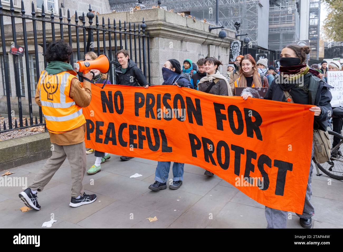 Londra, Regno Unito. 2 dicembre 2023. Basta fermare i manifestanti del petrolio che marciano da New Scotland Yard alla Corte Suprema. Almeno due attivisti del clima sono stati arrestati. Foto Stock