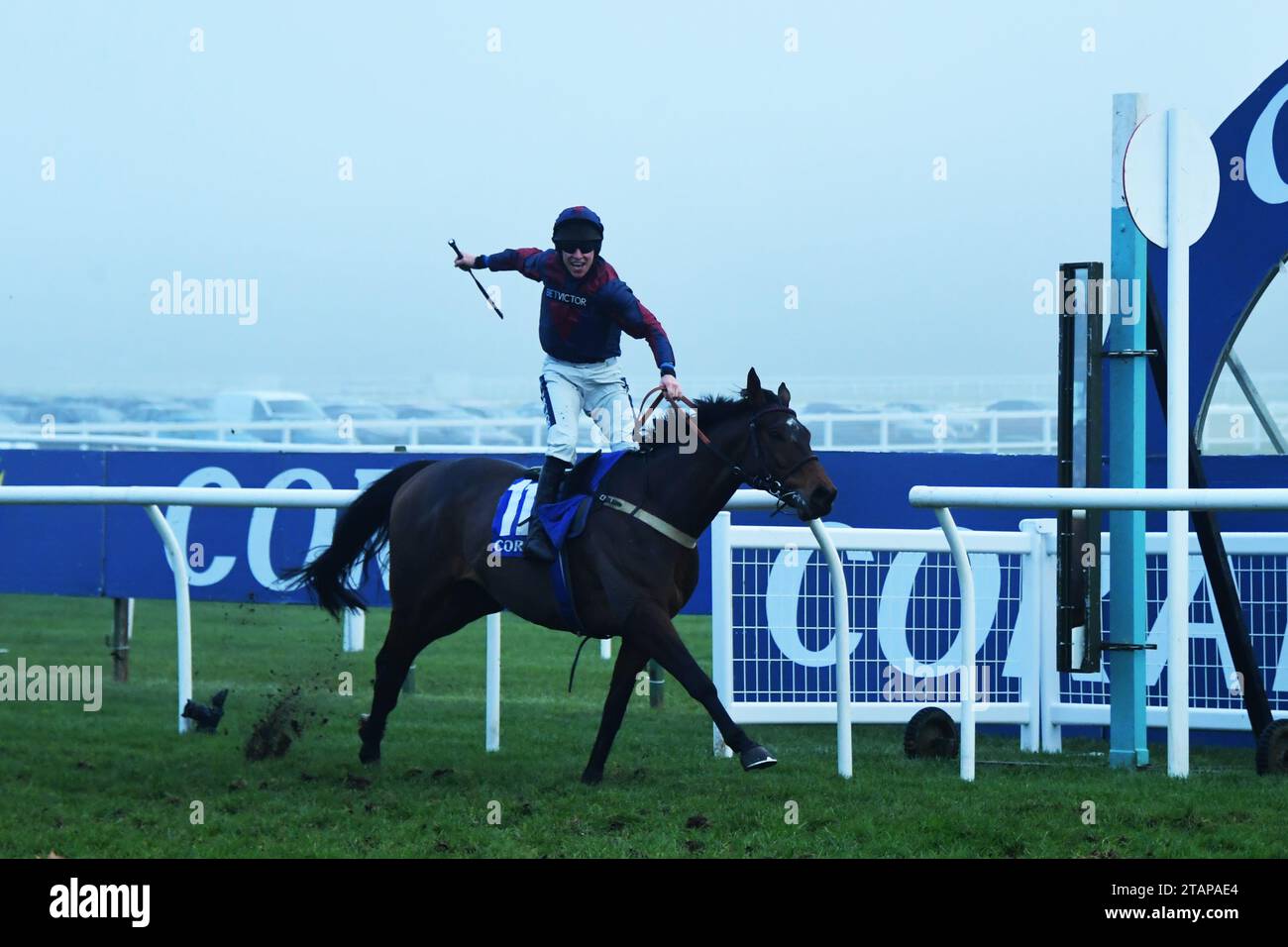 Newbury, Regno Unito. 2 dicembre 2023. Datsalrightgino (Claret e Blue Silk), guidato da Gavin Sheehan, vince la Coral Gold Cup Chase (Premier handicap) all'ippodromo di Newbury, Regno Unito. Crediti: Paul Blake/Alamy Live News. Foto Stock