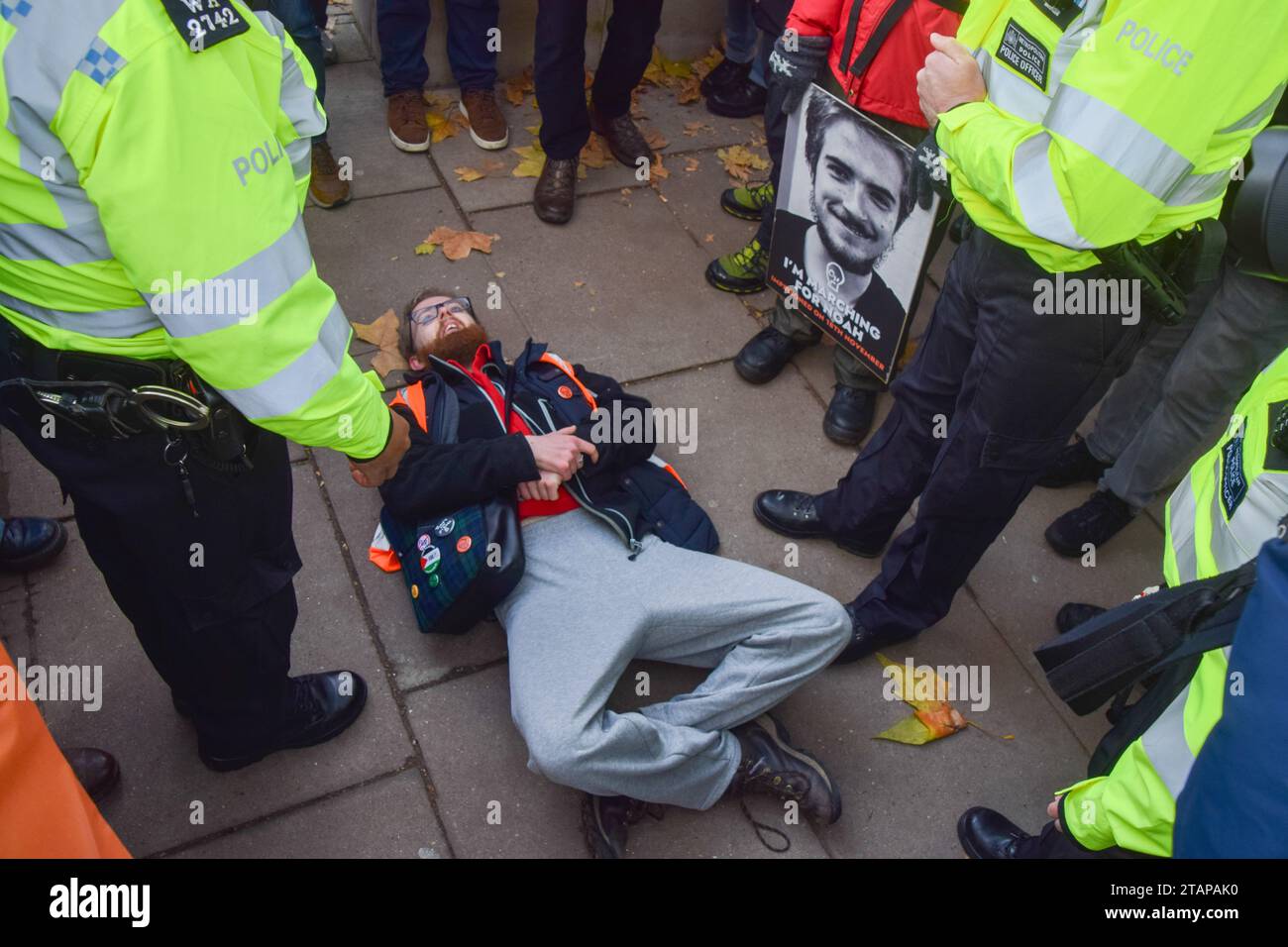 Londra, Regno Unito. 2 dicembre 2023. Un attivista Just Stop Oil viene arrestato fuori New Scotland Yard mentre il gruppo di azione per il clima organizza una protesta in solidarietà con gli attivisti incarcerati Morgan Trowland, Marcus Decker, Phoebe Plummer e altri, e contro i continui arresti di attivisti per il clima. Credito: Vuk Valcic/Alamy Live News Foto Stock