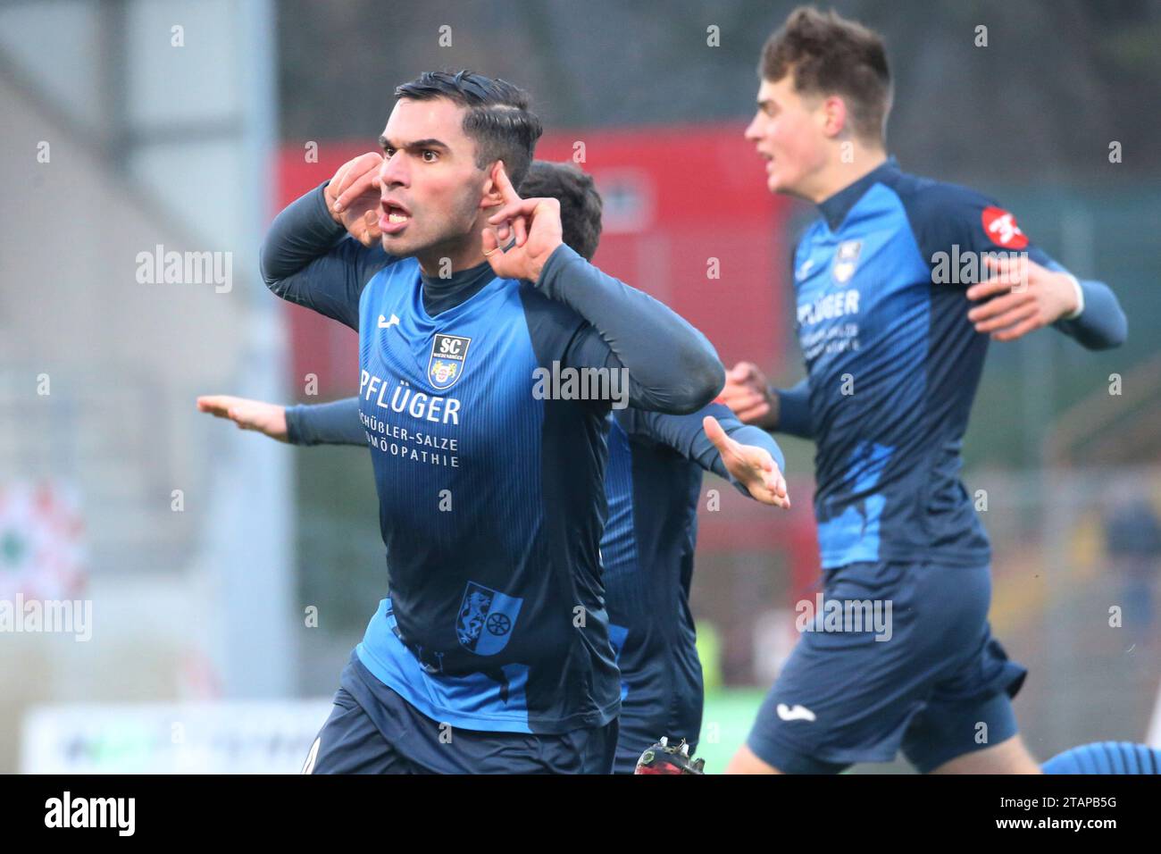 Oberhausen, Deutschland. 2 dicembre 2023. Oberhausen, Deutschland 02. Dezember 2023: Regionalliga West - 2023/2024 - RW Oberhausen vs. SC Wiedenbrück IM Bild: Cinar Sahil Sansar (SC Wiedenbrück) jubelt nach seinem Tor zum 2:2 credito: dpa/Alamy Live News Foto Stock