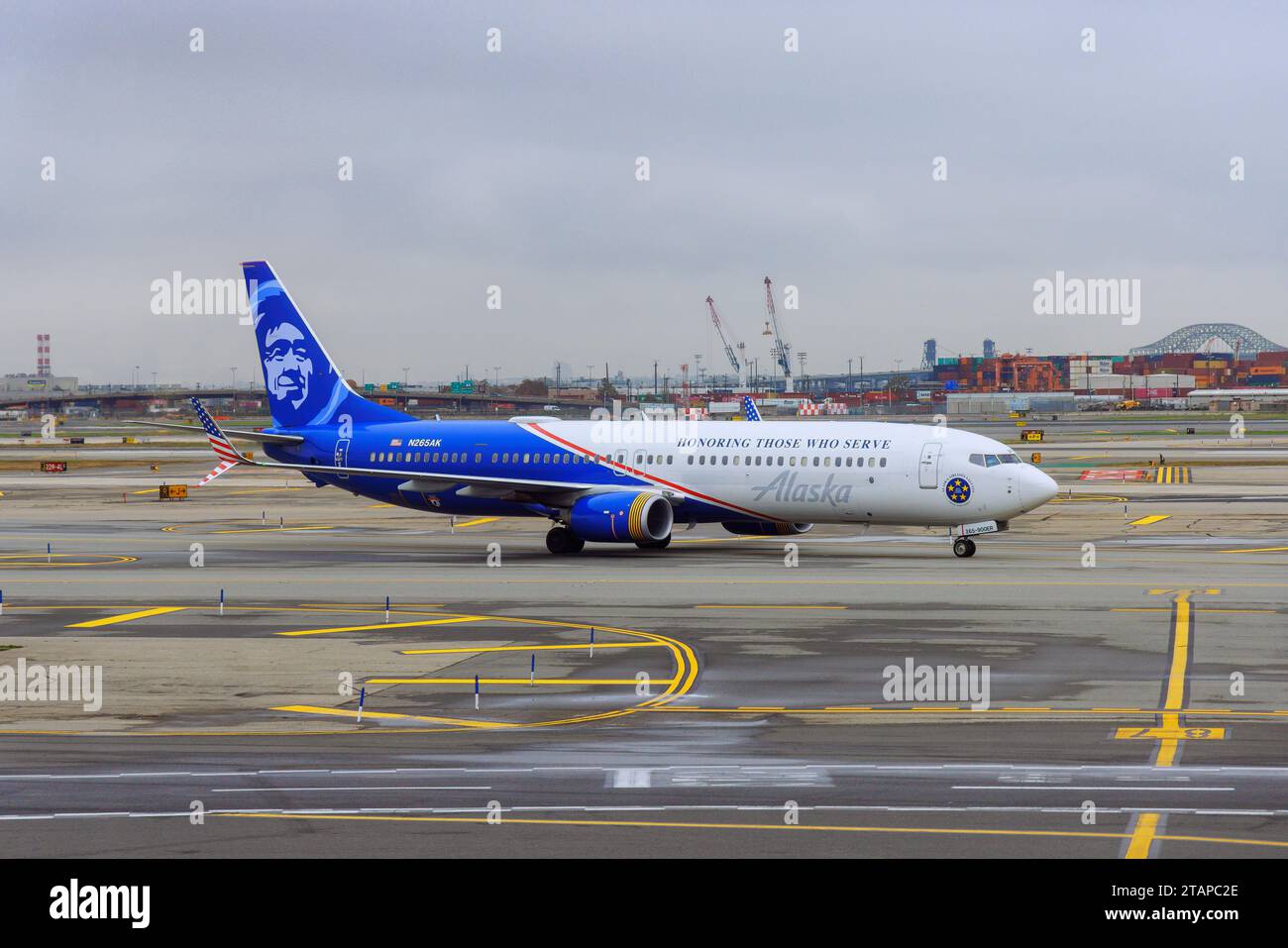 30 ottobre 2023 Newark NJ USA. L'aereo passeggeri Alaska Airlines si sta preparando per la partenza dall'aeroporto internazionale DI NEWARK sulla pista Foto Stock