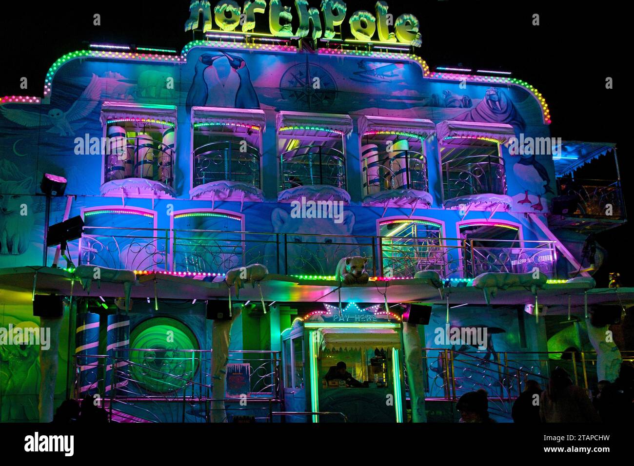 La North Pole Funhouse, un giro su più piani illuminato da vivaci luci al neon di notte, Leeds, Yorkshire, Inghilterra, Regno Unito. Foto Stock