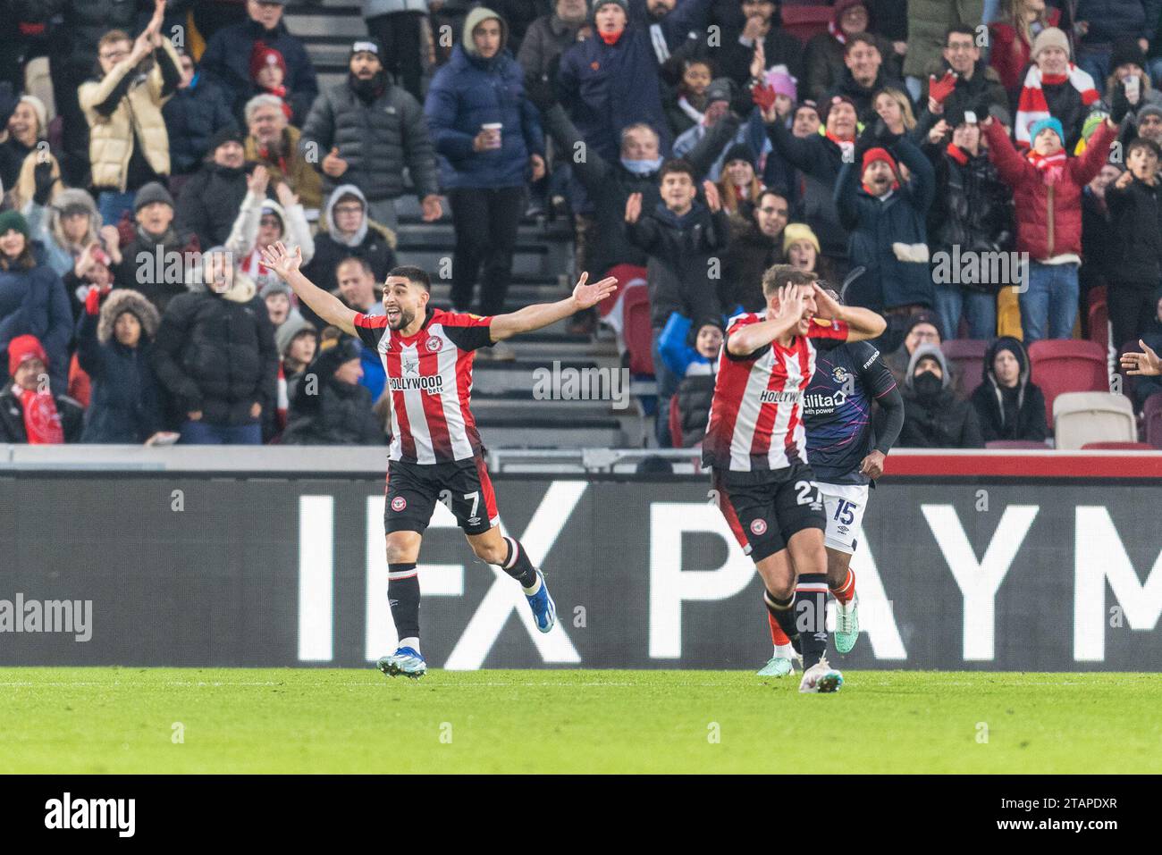 I giocatori del Brentford fanno appello per un rigore durante la partita di Premier League tra Brentford e Luton Town al Gtech Community Stadium di Londra, in Inghilterra, il 2 dicembre 2023. Foto di Grant Winter. Solo per uso editoriale, licenza necessaria per uso commerciale. Nessun utilizzo in scommesse, giochi o pubblicazioni di un singolo club/campionato/giocatore. Credito: UK Sports Pics Ltd/Alamy Live News Foto Stock