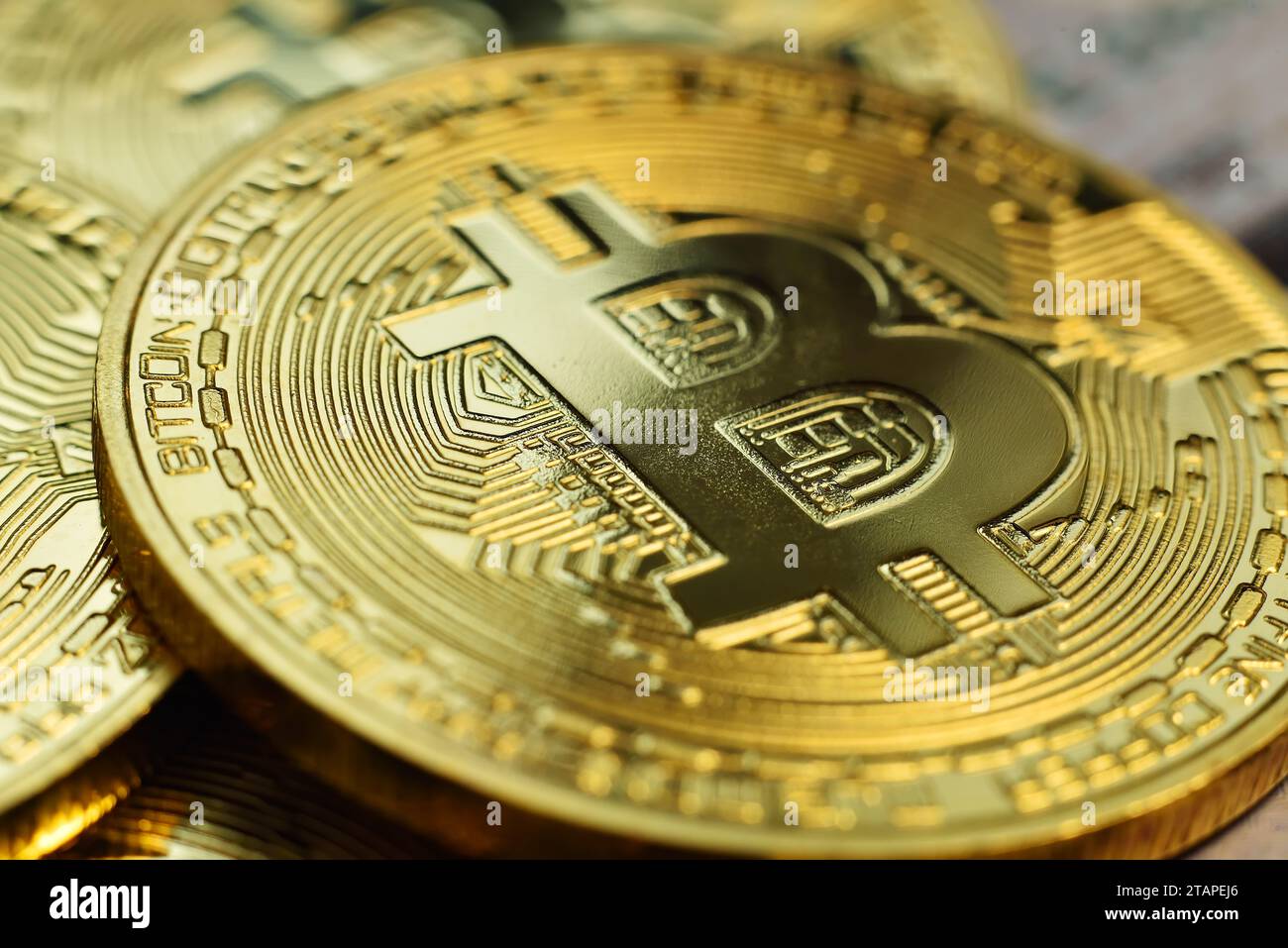 Vista dall'alto delle monete bitcoin con criptovaluta dorata. Concetto di moneta virtuale e criptovaluta. Primo piano Foto Stock