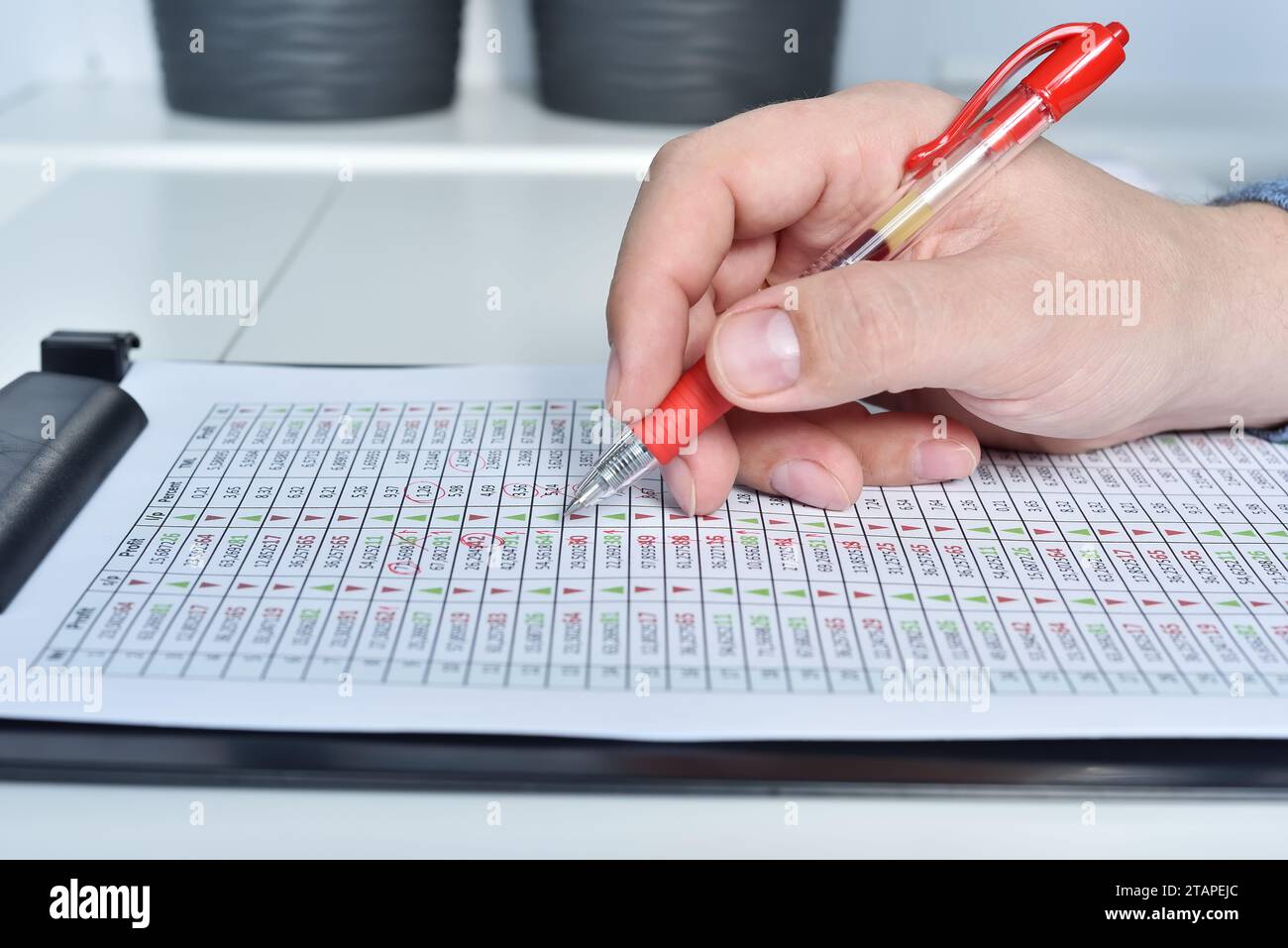 Rapporto finanziario di correzione manuale per uomo d'affari con dati sulle scorte. Concetto di analisi finanziaria. Primo piano Foto Stock