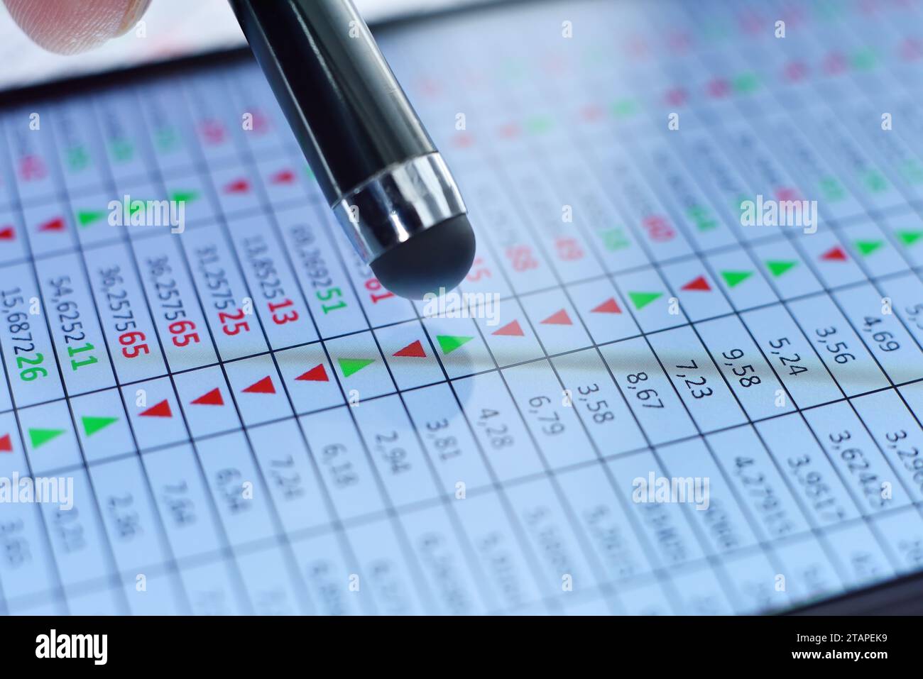 Stylus indica i dati delle azioni finanziarie sullo schermo del telefono cellulare. Concetto di marketing e scambio. Primo piano Foto Stock